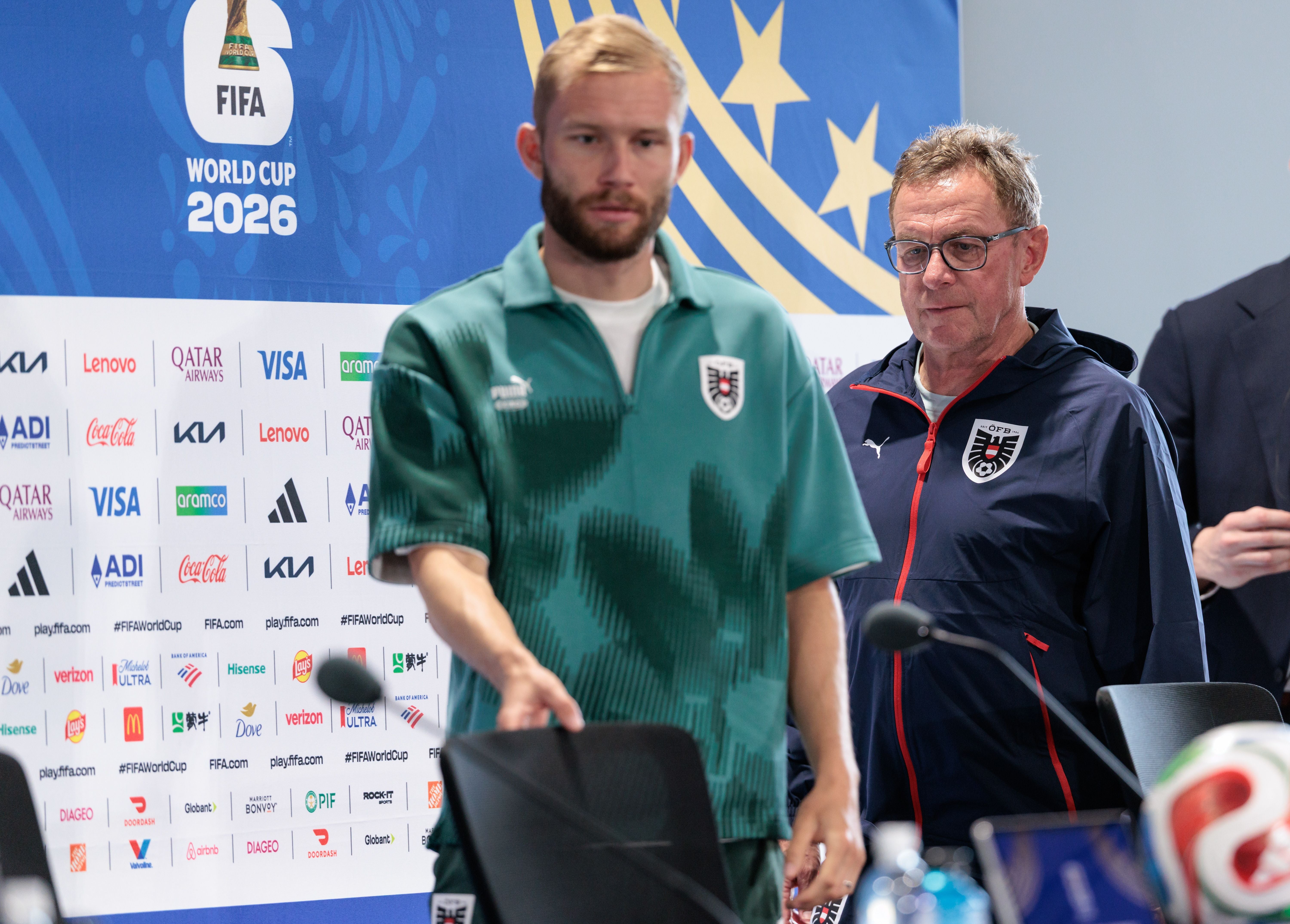 KANSAS CITY,MISSOURI,USA,26.JUN.26 - SOCCER - FIFA World Cup 2026, group stage, Algeria vs Austria, preview, press conference team AUT. Image shows Konrad Laimer and head coach Ralf Rangnick (AUT). Photo: GEPA pictures/ Armin Rauthner