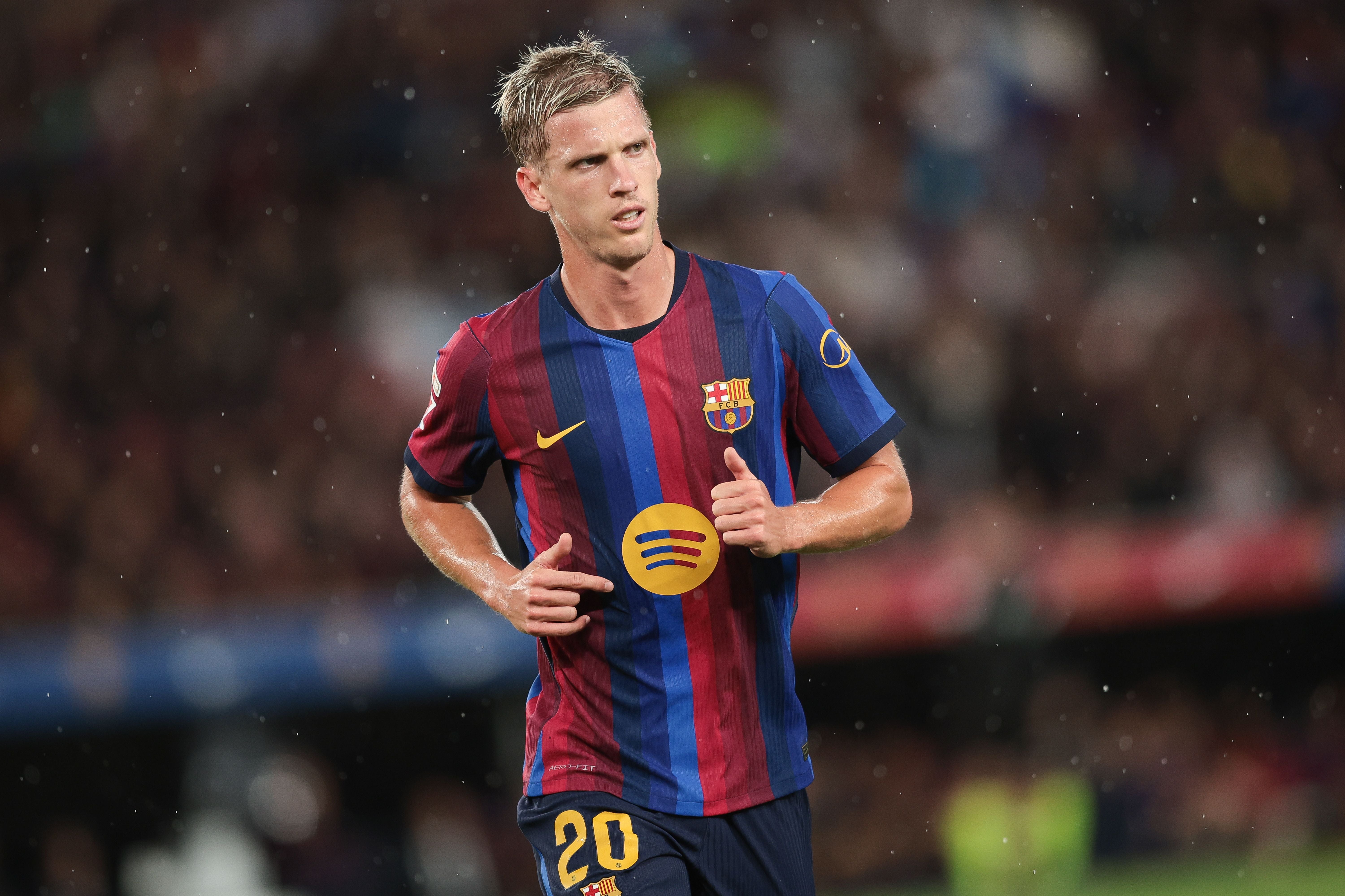 Ein Fußballspieler im FC-Barcelona-Trikot läuft während eines Spiels im Stadion.