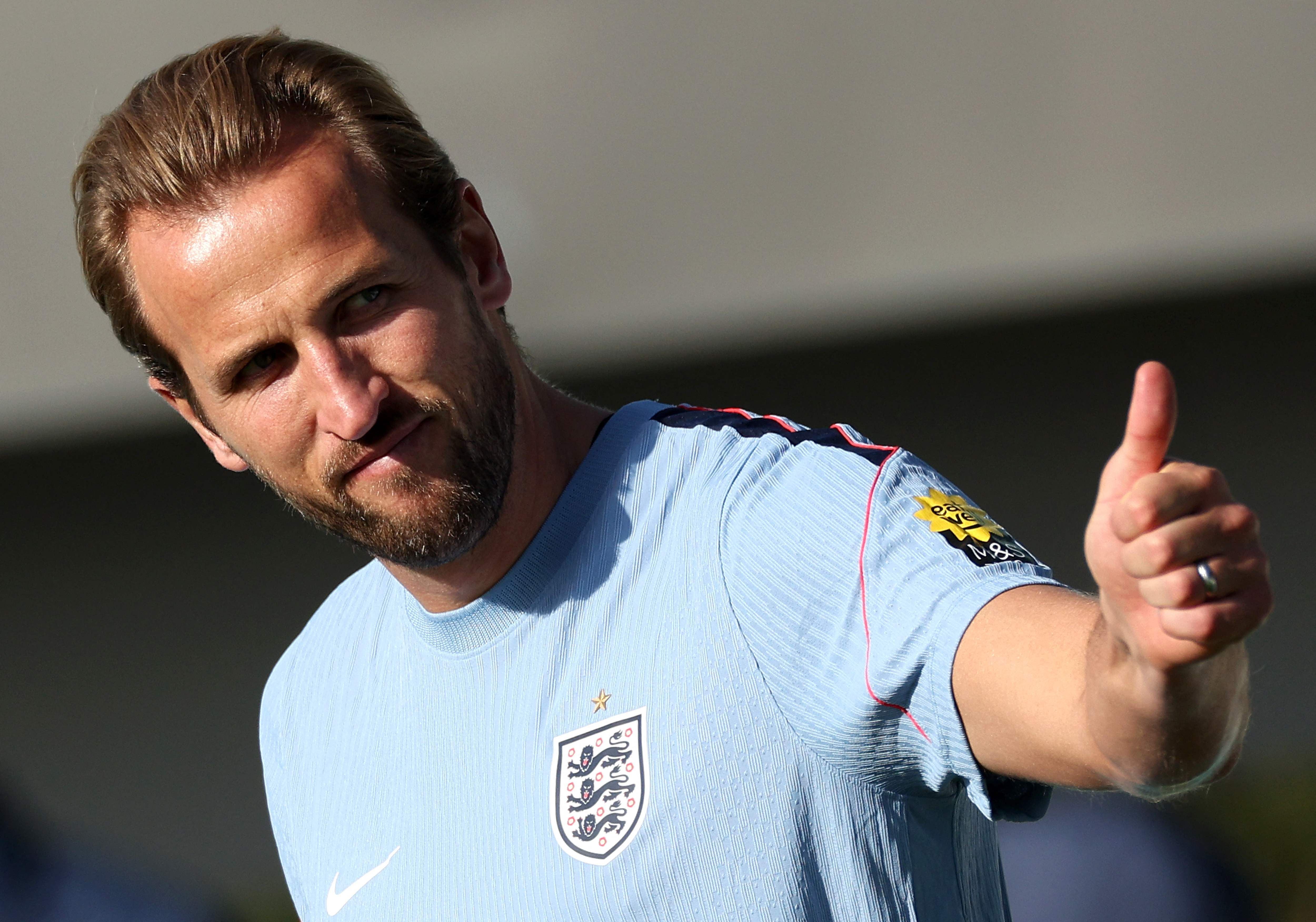 Harry Kane streckt im hellblauen Trainingsshirt der englischen Nationalmannschaft den Daumen nach oben.