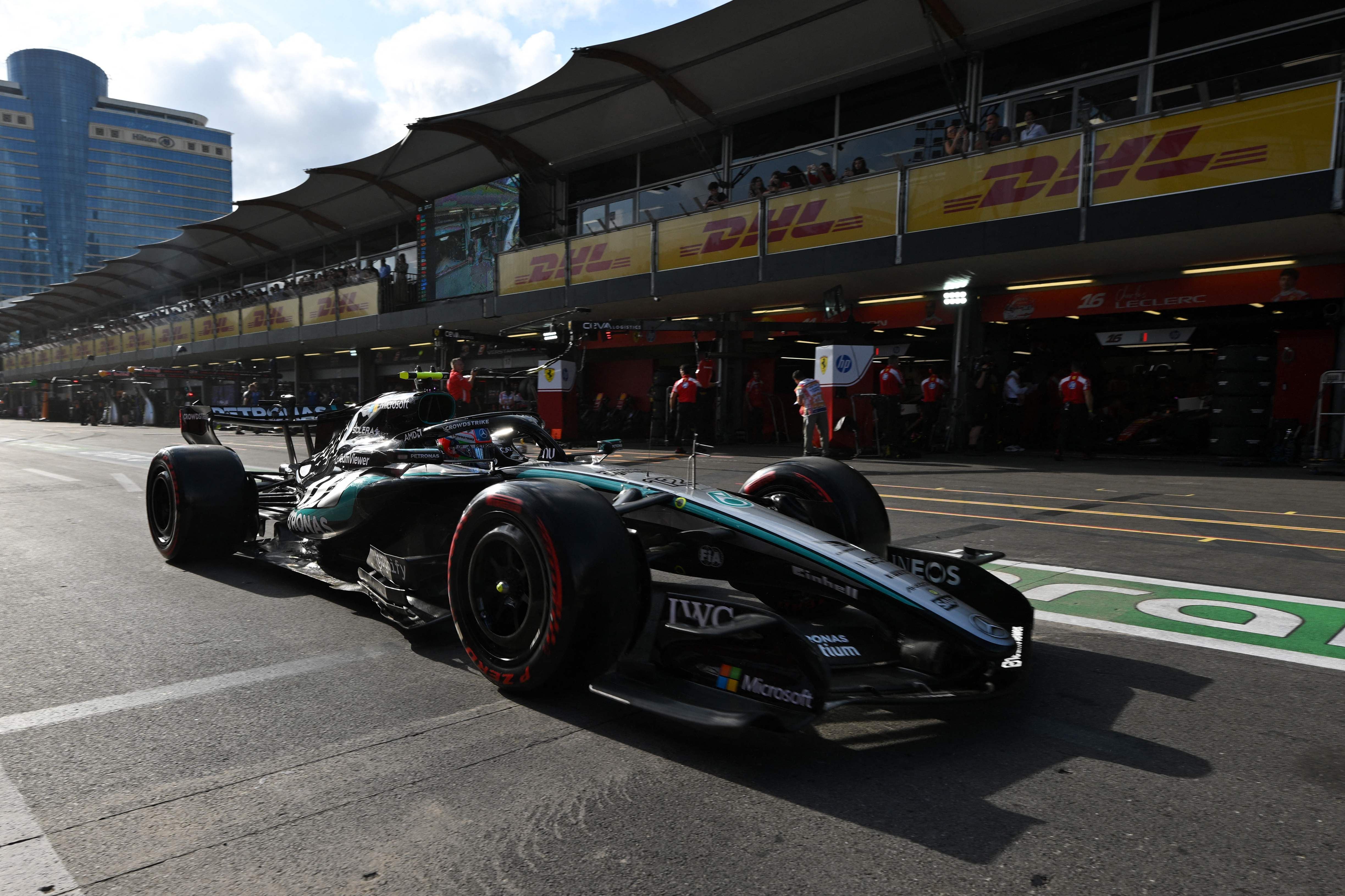 Ein Mercedes-Formel-1-Auto verlässt die Boxengasse beim Qualifying in Baku.
