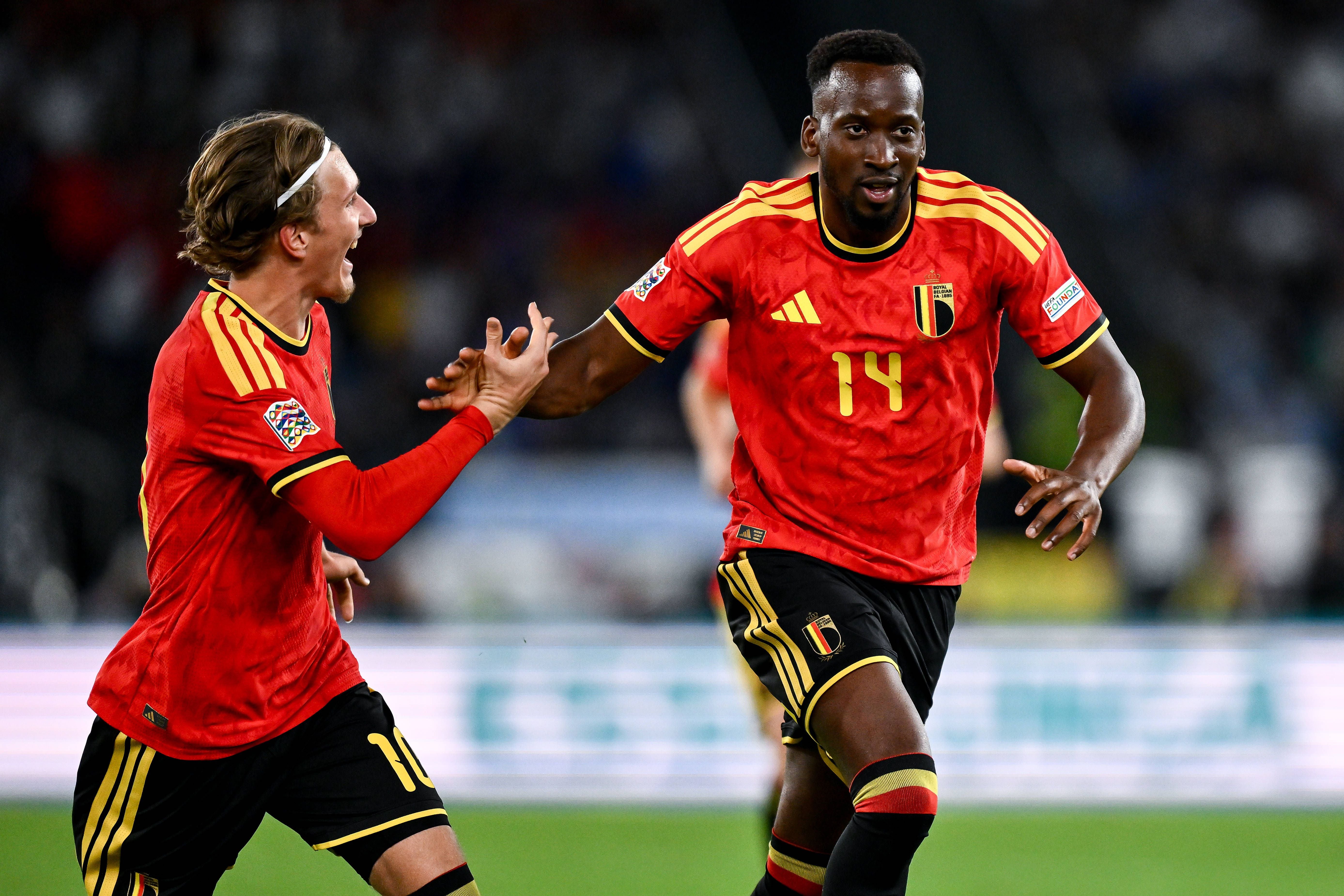 Zwei belgische Fußballspieler jubeln nach einem Tor im Spiel gegen Italien.