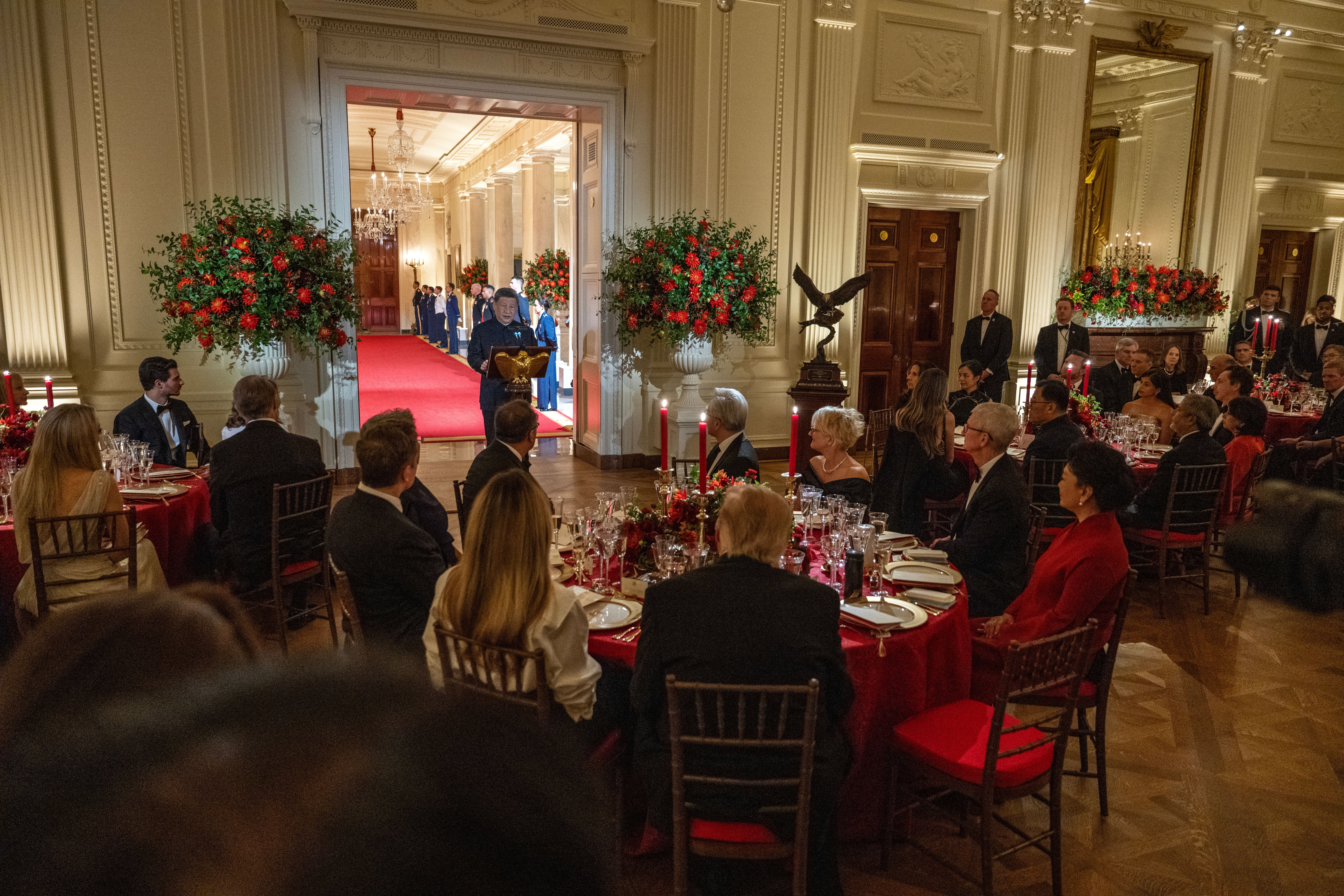 Feierliches Staatsdinner im Weißen Haus mit festlich gedeckten Tischen und einer Ansprache am Rednerpult.