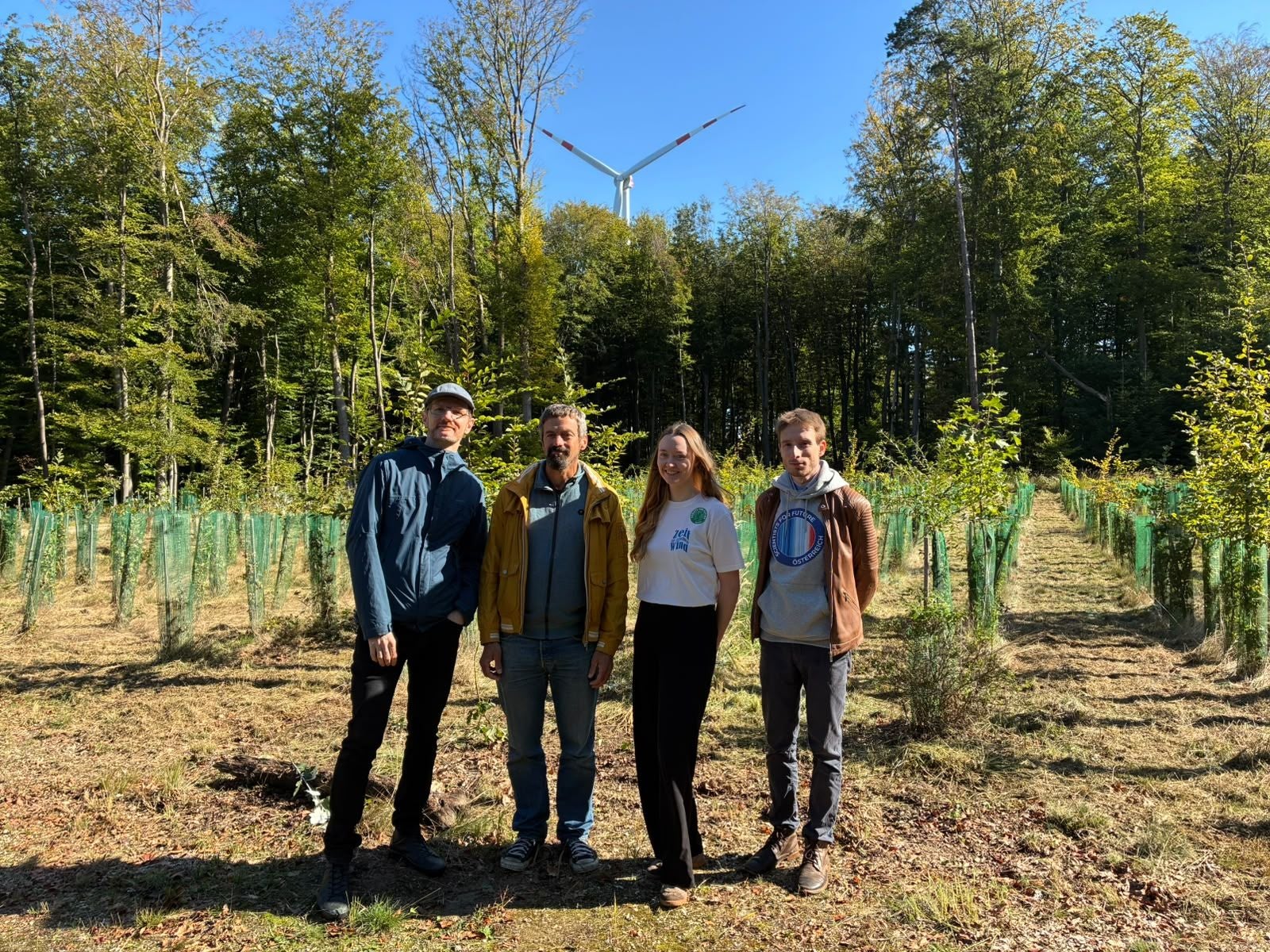 Gruppenbild mit Windkraftrad.