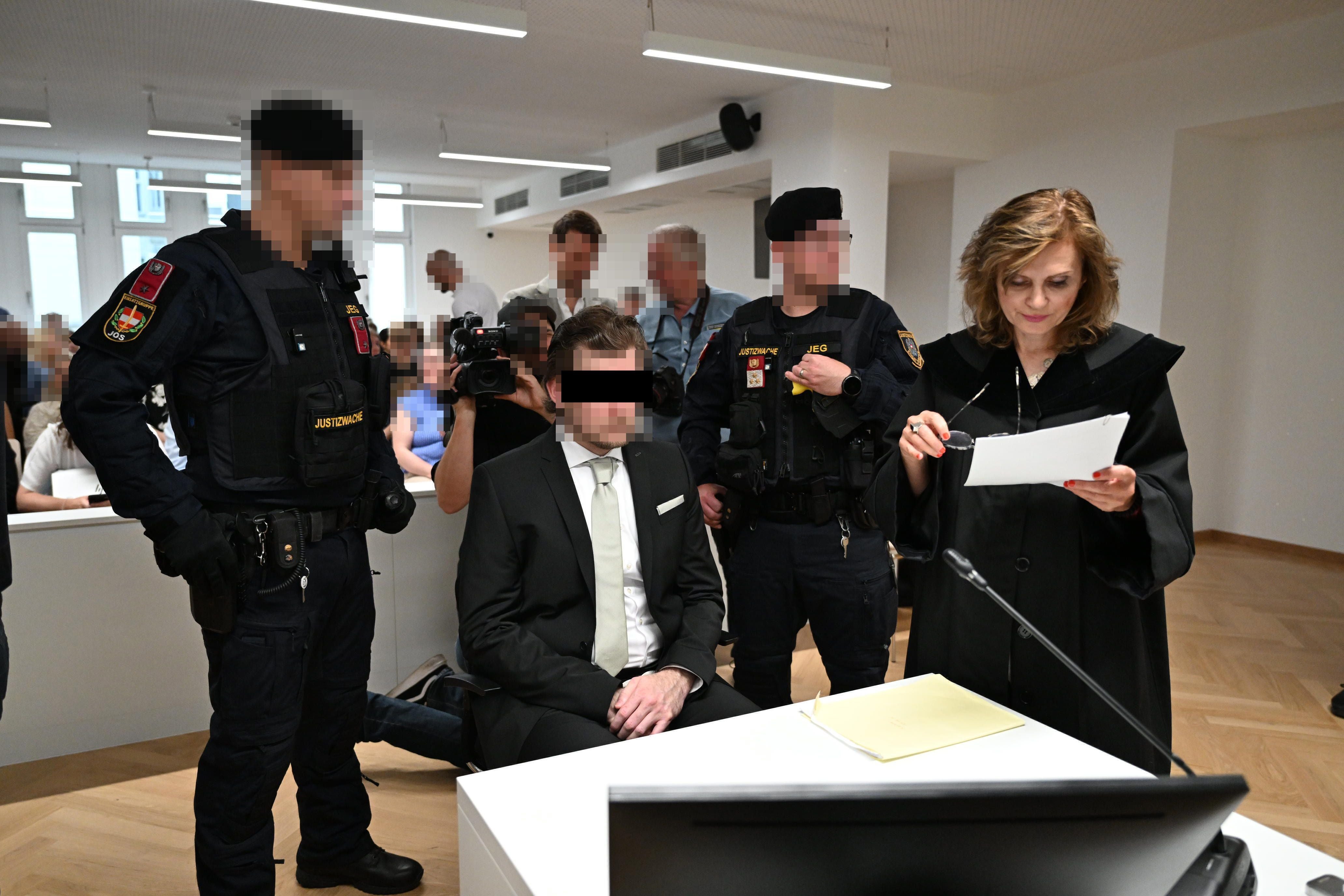 Die bekannte Anwältin Astrid Wagner - hier zuletzt beim Prozess gegen den (noch nicht rechtskräftig) verurteilten und daher mutmaßlichen Mörder von Jennifer Sch.