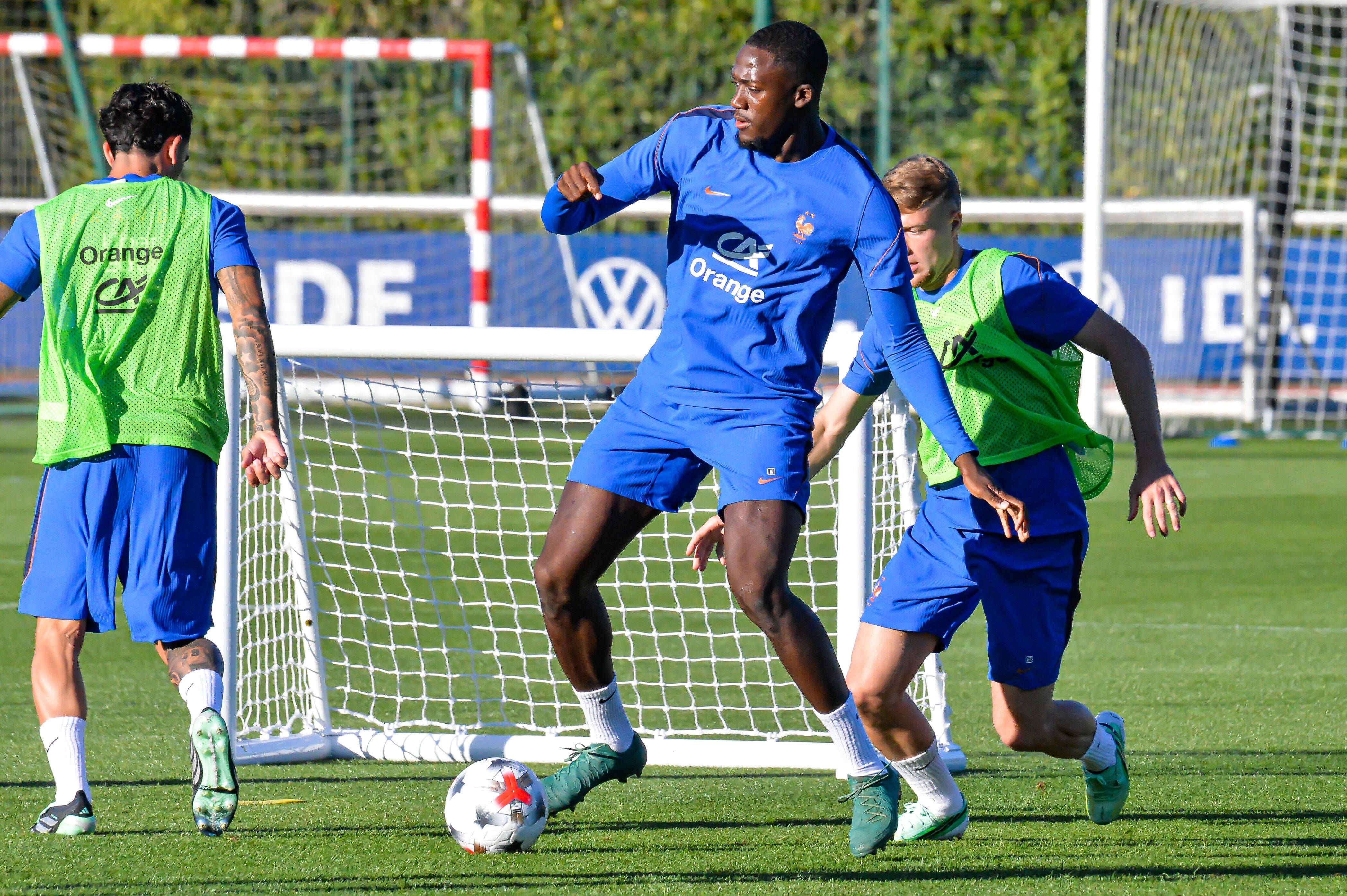Ibrahima Konaté führt den Fußball bei einer Trainingseinheit der französischen Nationalmannschaft am Fuß.