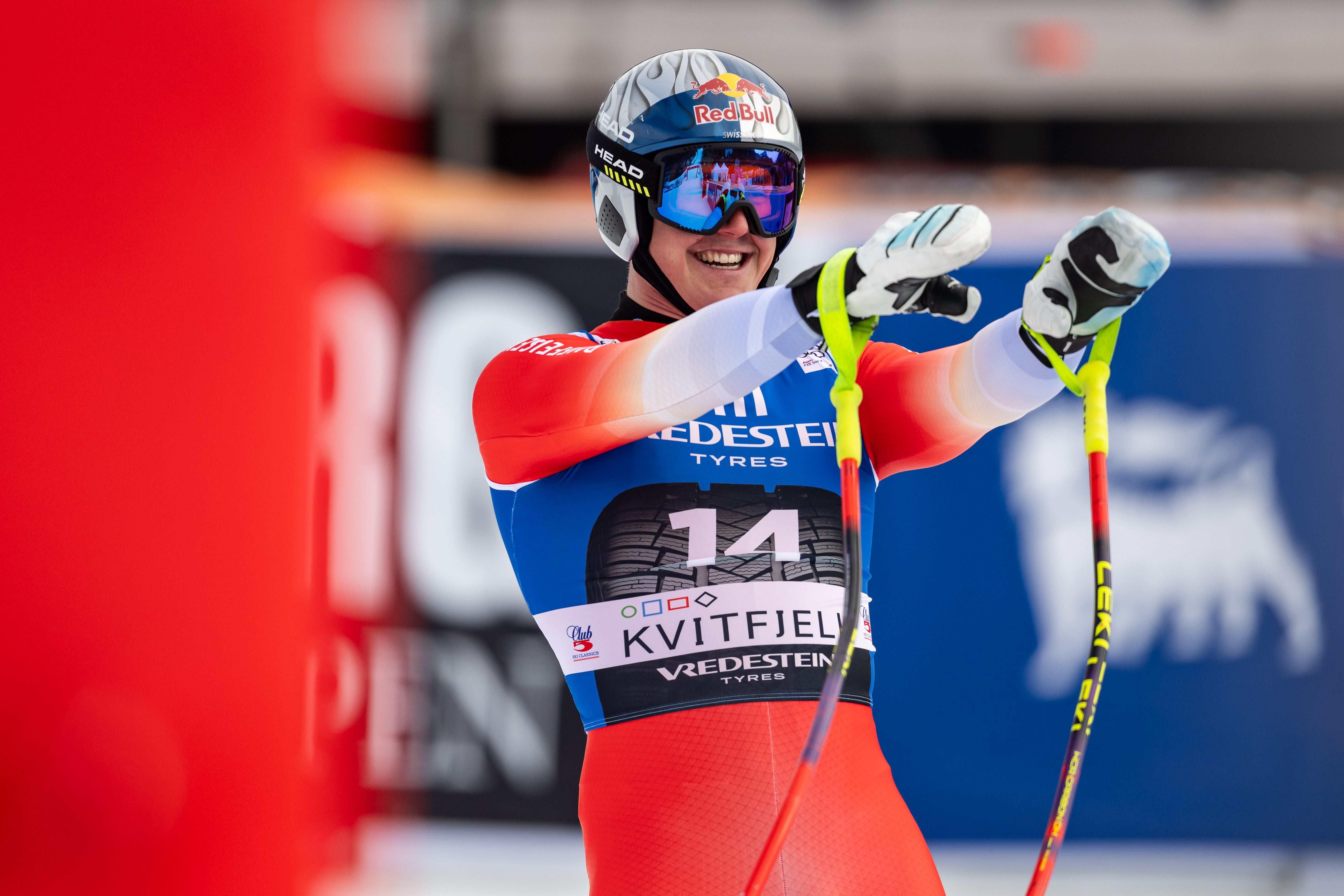 Ein Skirennfahrer jubelt nach dem Zieleinlauf bei einem Abfahrtsrennen in Kvitfjell.