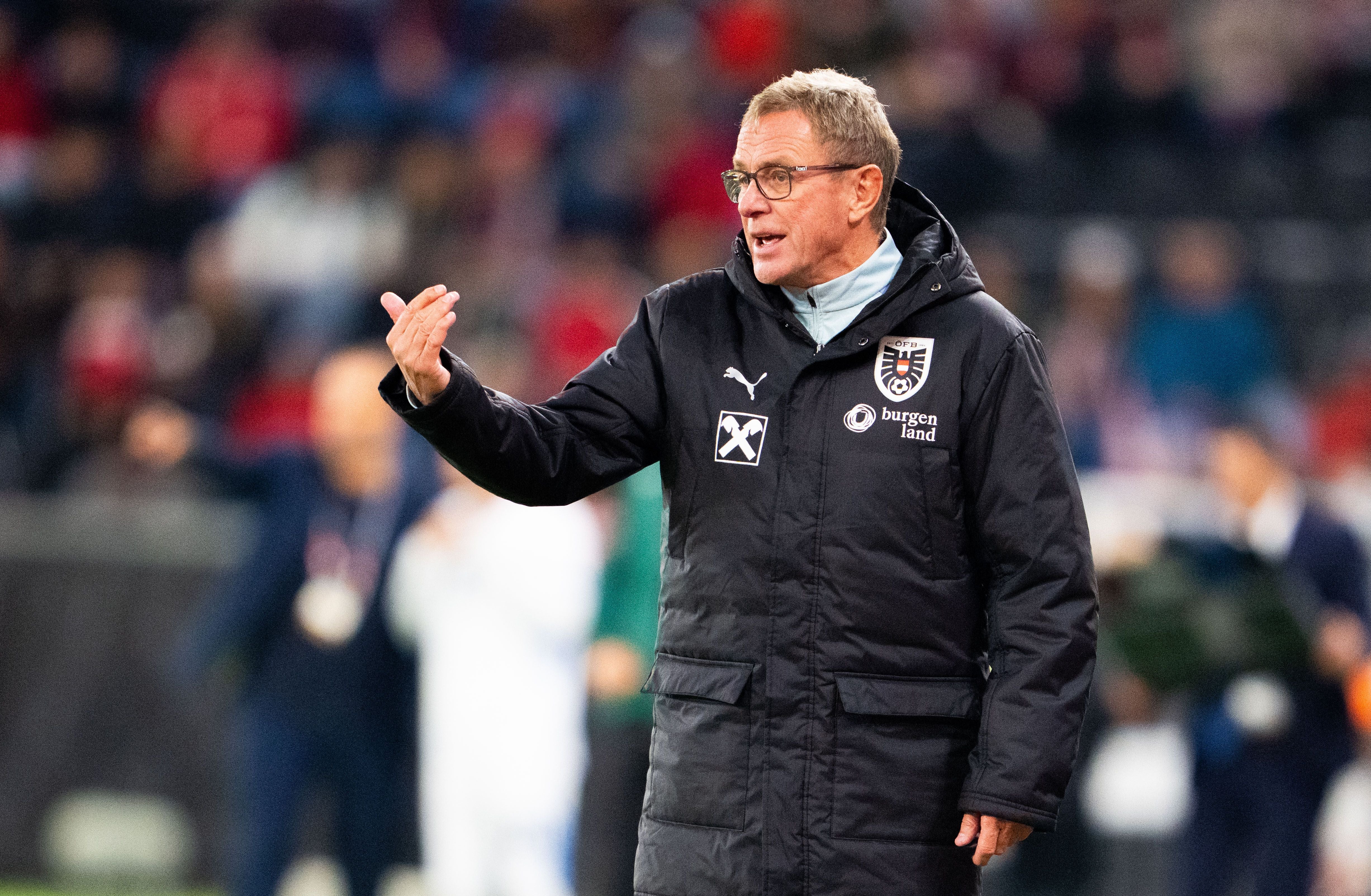 Trainer Ralf Rangnick gestikuliert an der Seitenlinie bei einem Fußballspiel in Linz.