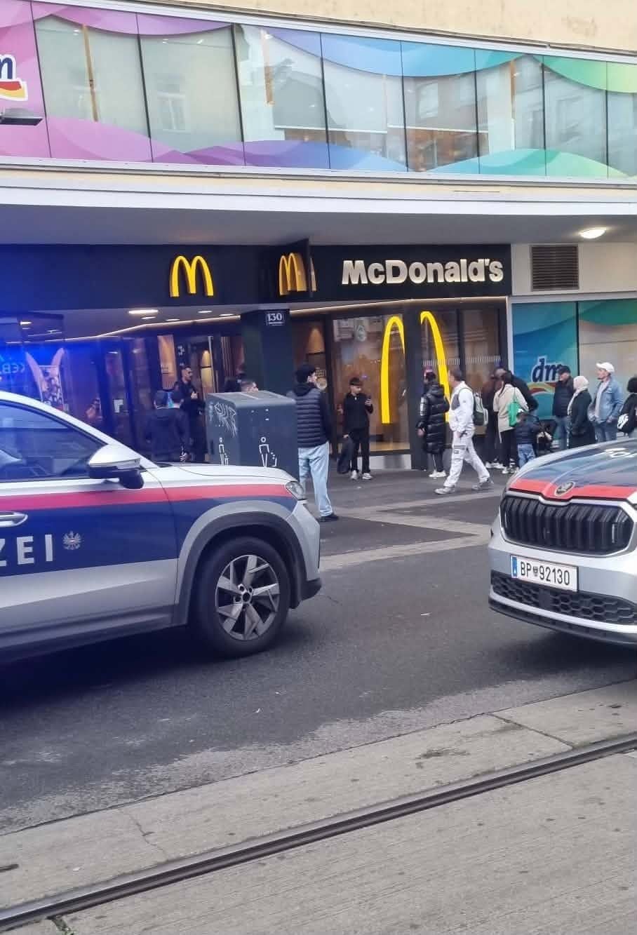 Polizeieinsatz beim Mäci unmittelbar beim Reumannplatz.