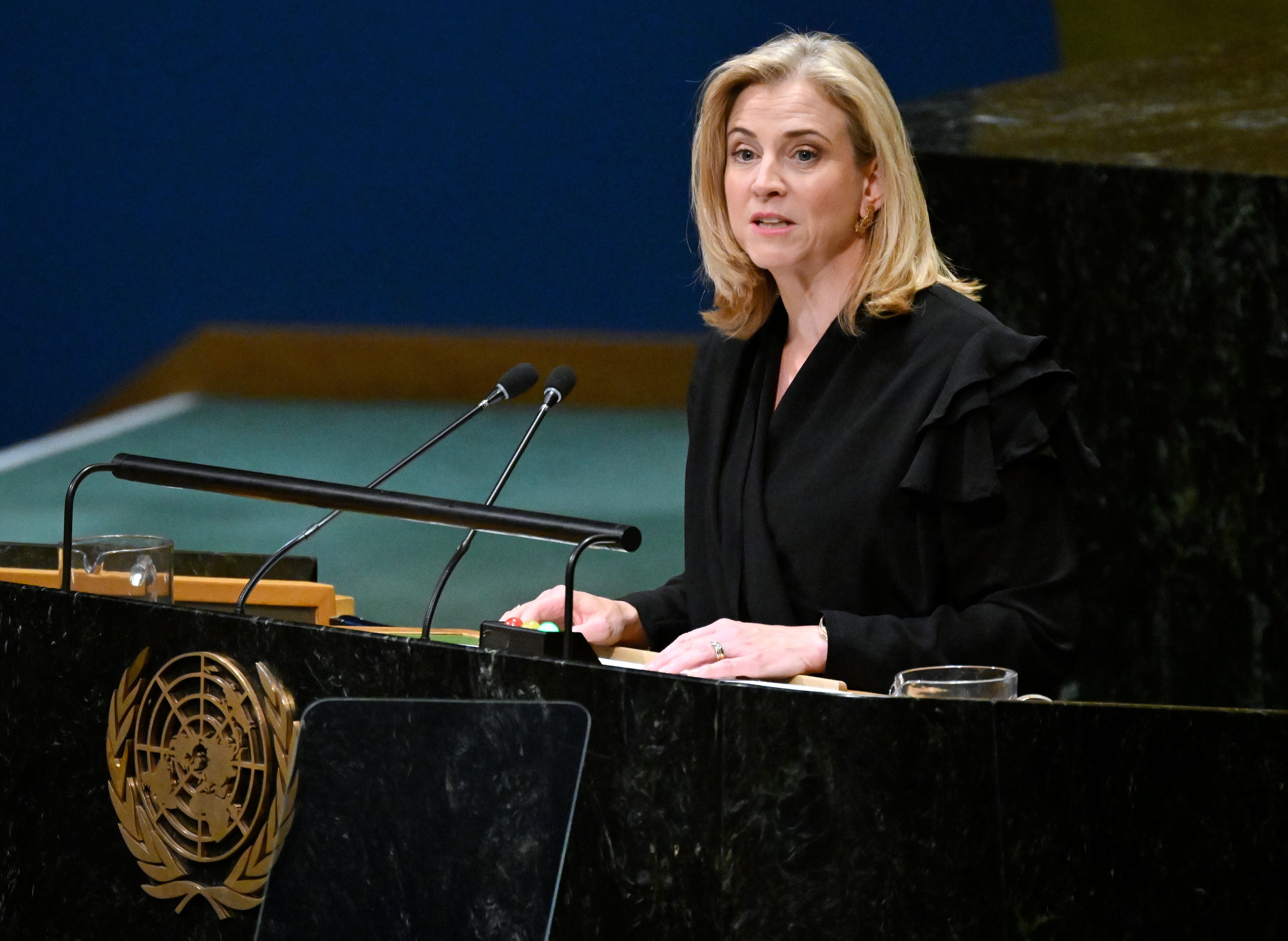 Eine Frau spricht während einer UNO-Generaldebatte am Rednerpult in New York.