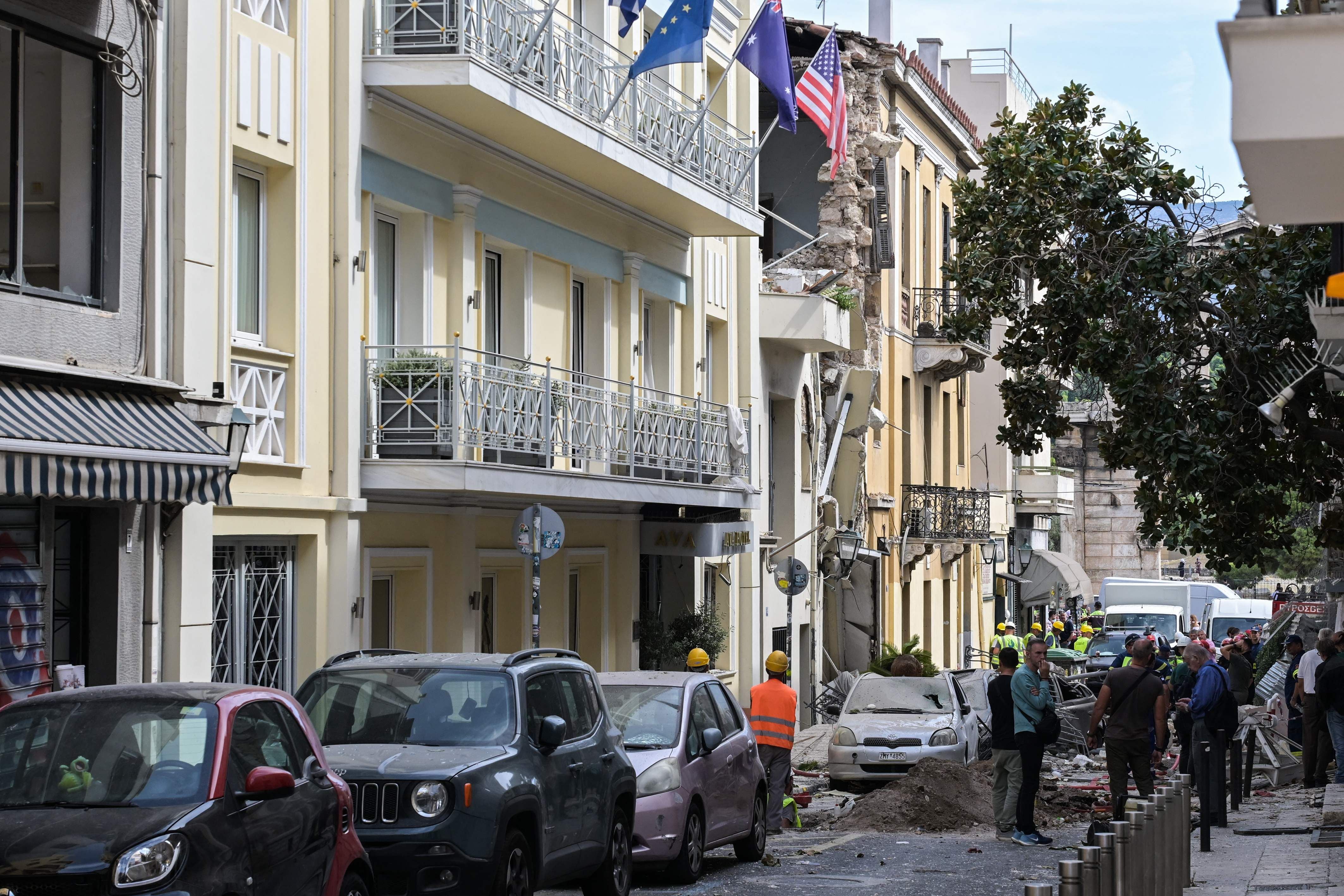 Einsatzkräfte arbeiten an einer teils eingestürzten Gebäude nach einer Explosion in Athen.