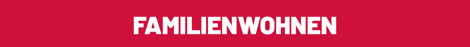 Weißer Schriftzug "FAMILIENWOHNEN" auf rotem Hintergrund.