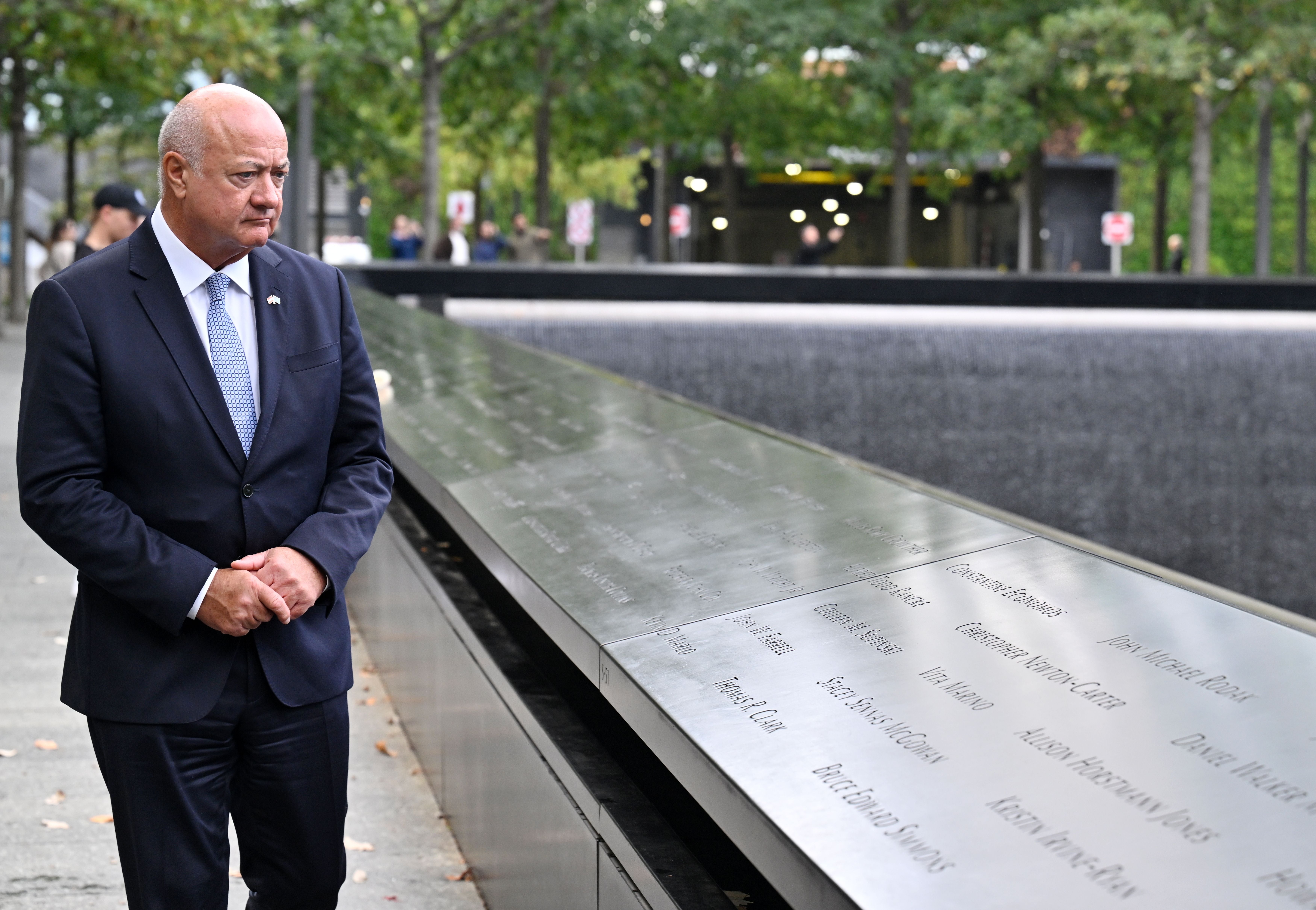 Bundeskanzler Christian Stocker (ÖVP) beim Besuchs der 9/11-Gedenkstätte.
