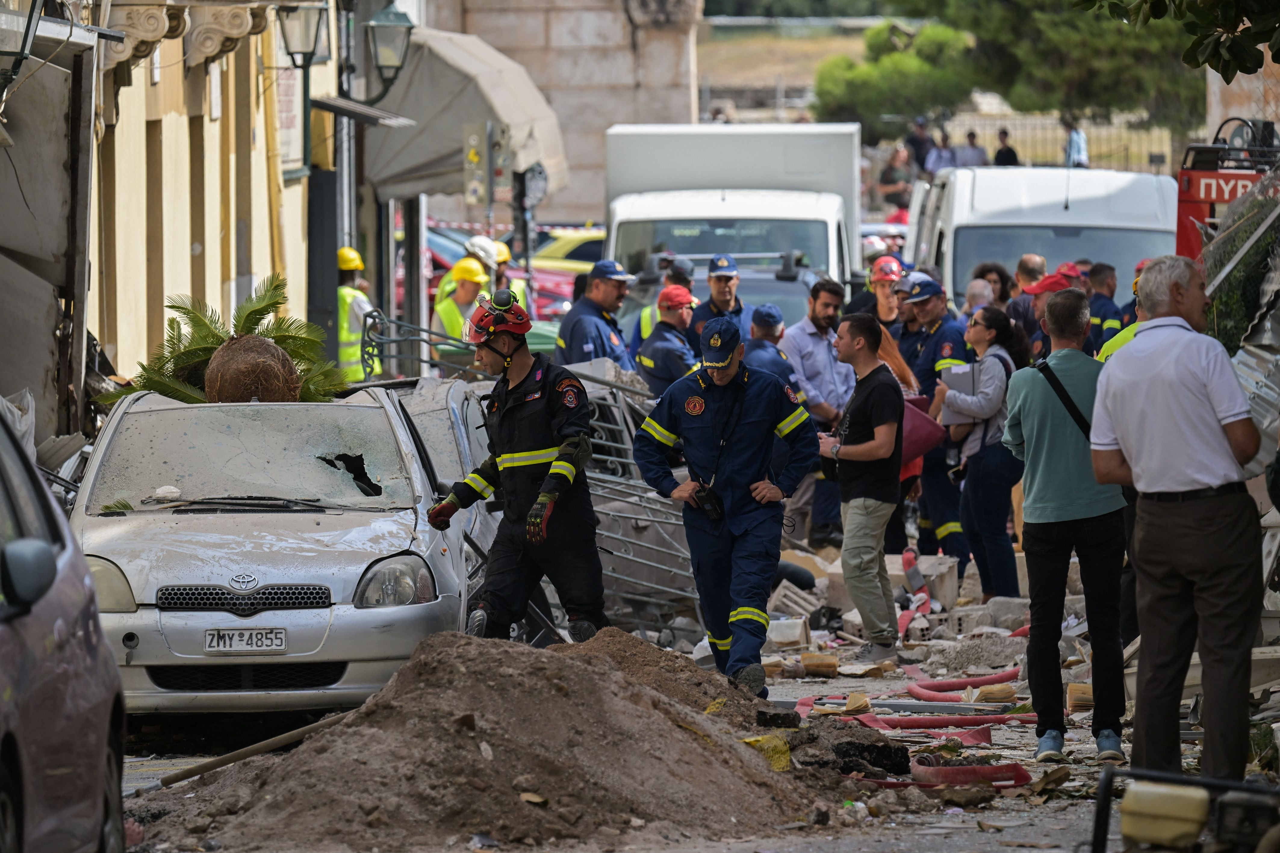 Rettungskräfte arbeiten an einer zerstörten Straße nach einer Explosion in Athen.