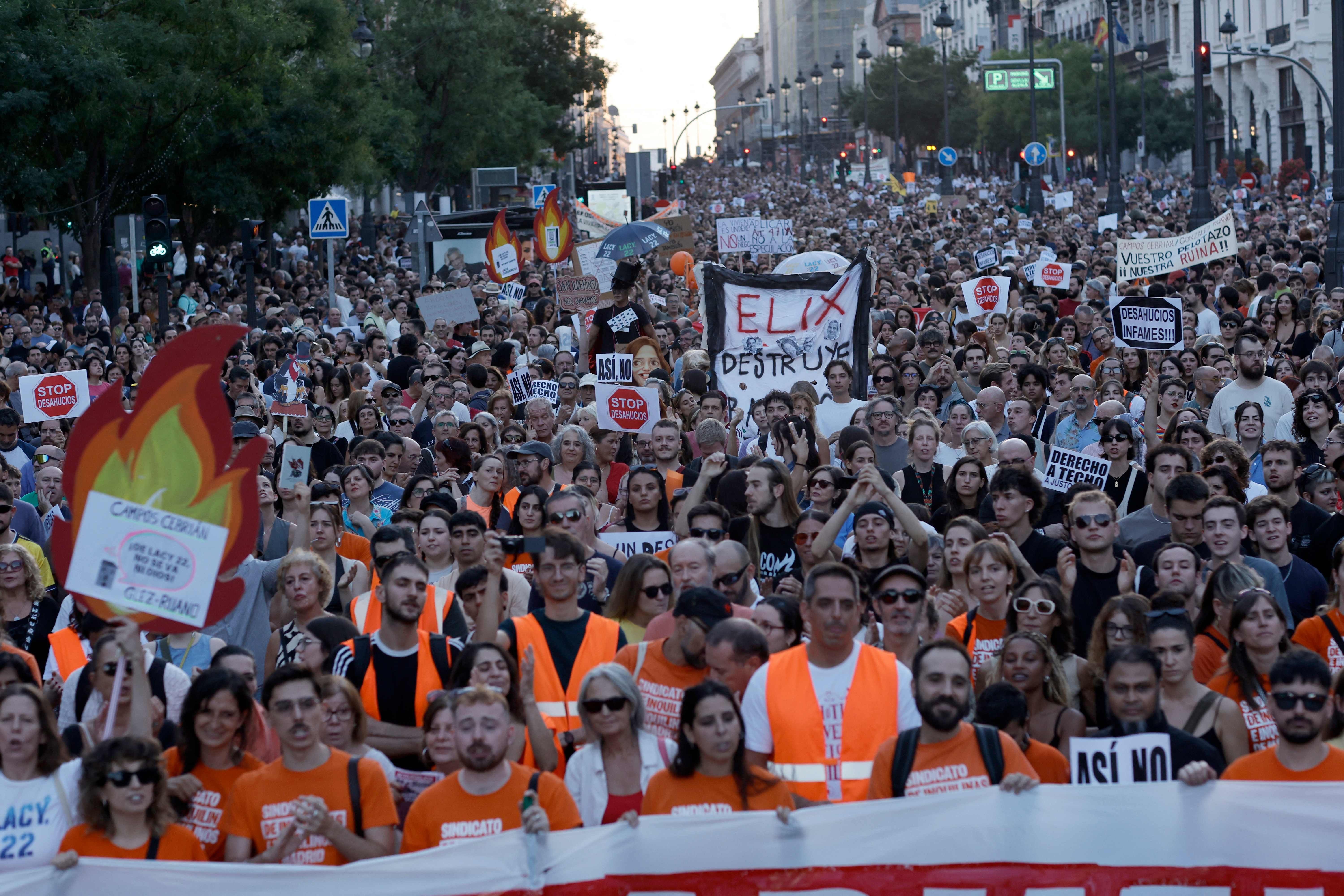 Große Menschenmenge protestiert in Madrid gegen Zwangsräumungen und Wohnungskrise mit Schildern und Bannern.