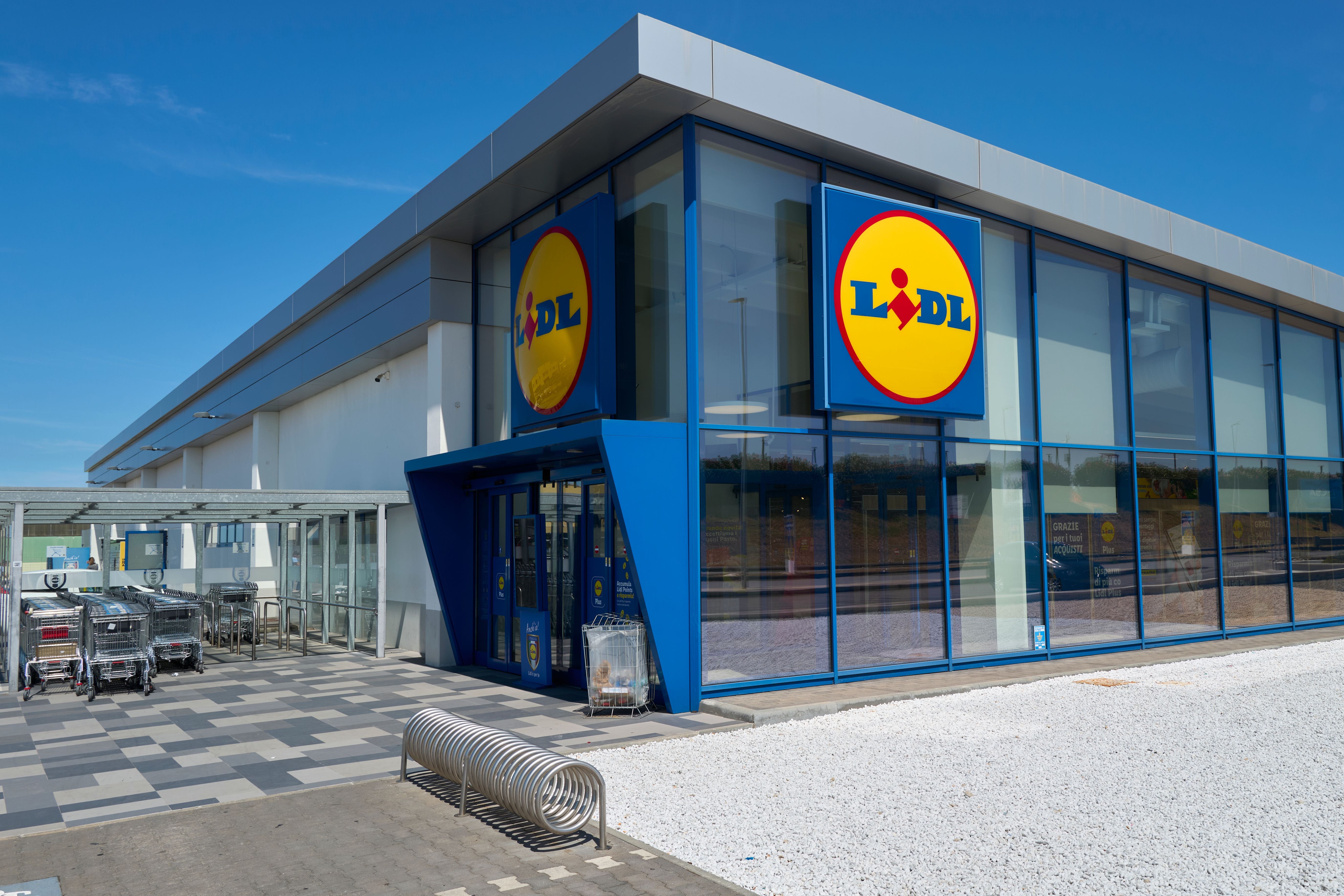 Moderne Lidl-Filiale mit großer Glasfassade und deutlich sichtbarem Logo bei Tageslicht.