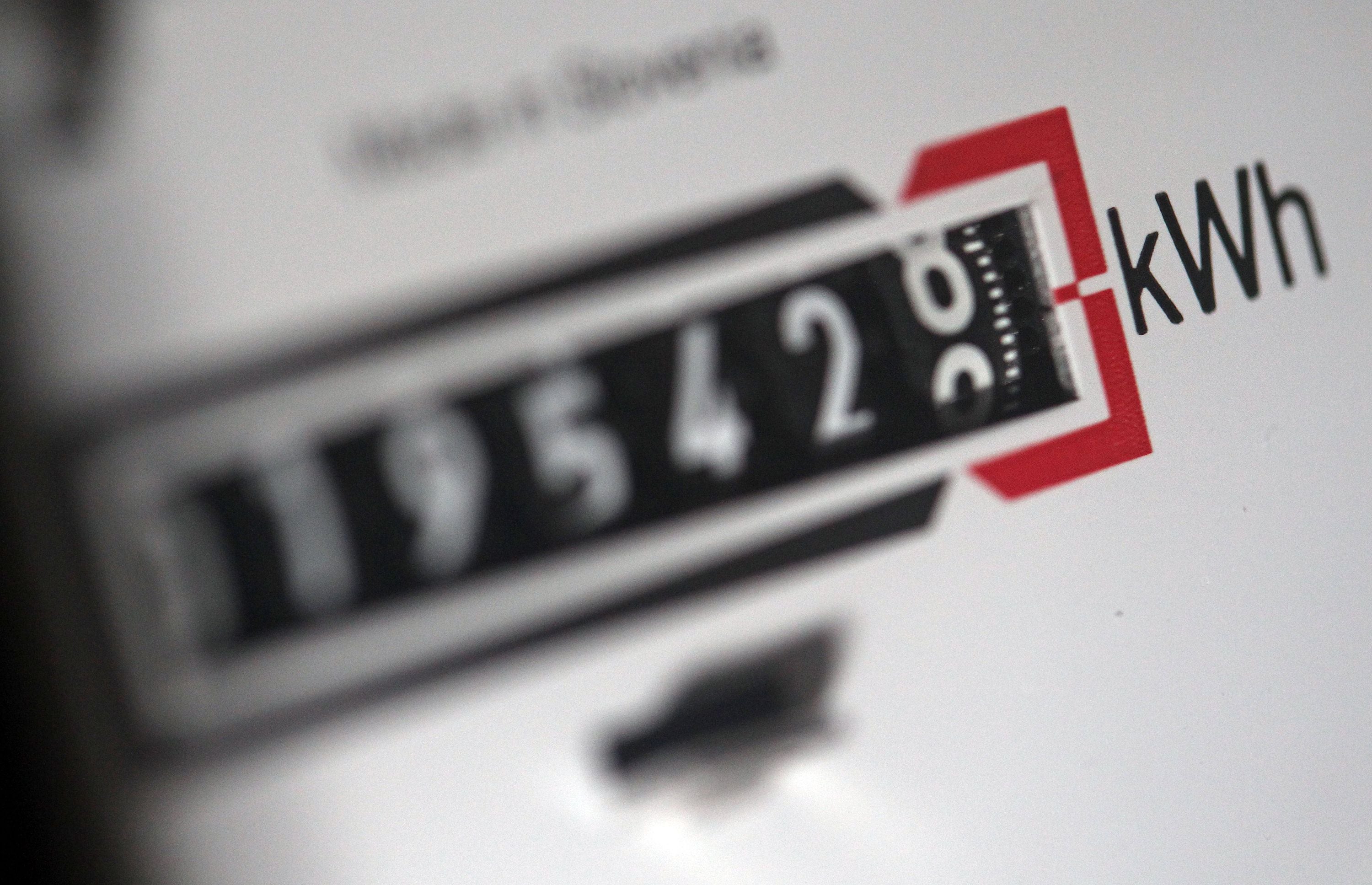 Nahaufnahme eines Stromzählers mit Anzeige der verbrauchten Kilowattstunden (kWh).