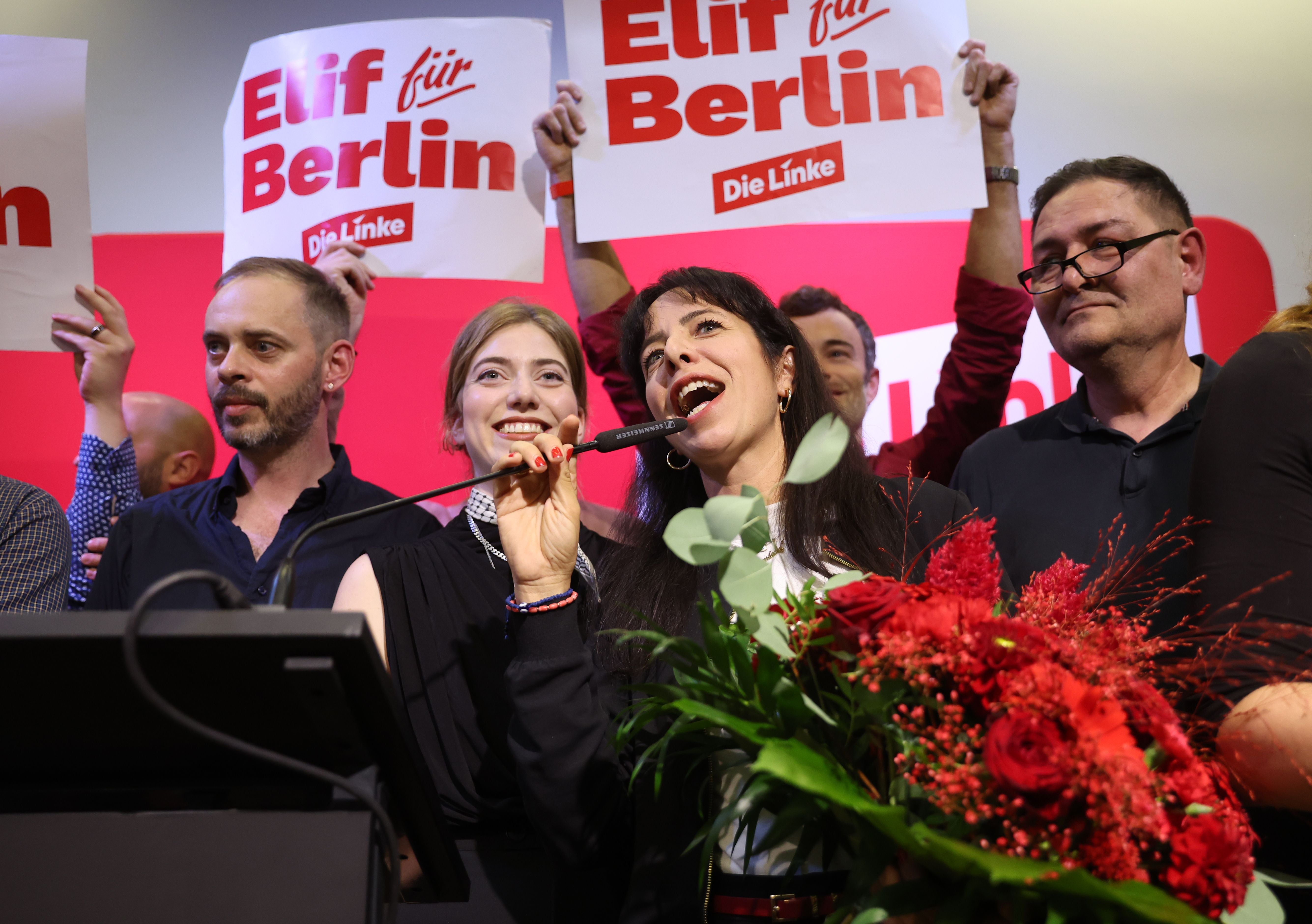 Elif Eralp feiert mit Anhängern und einem Blumenstrauß bei einer Wahlveranstaltung in Berlin.