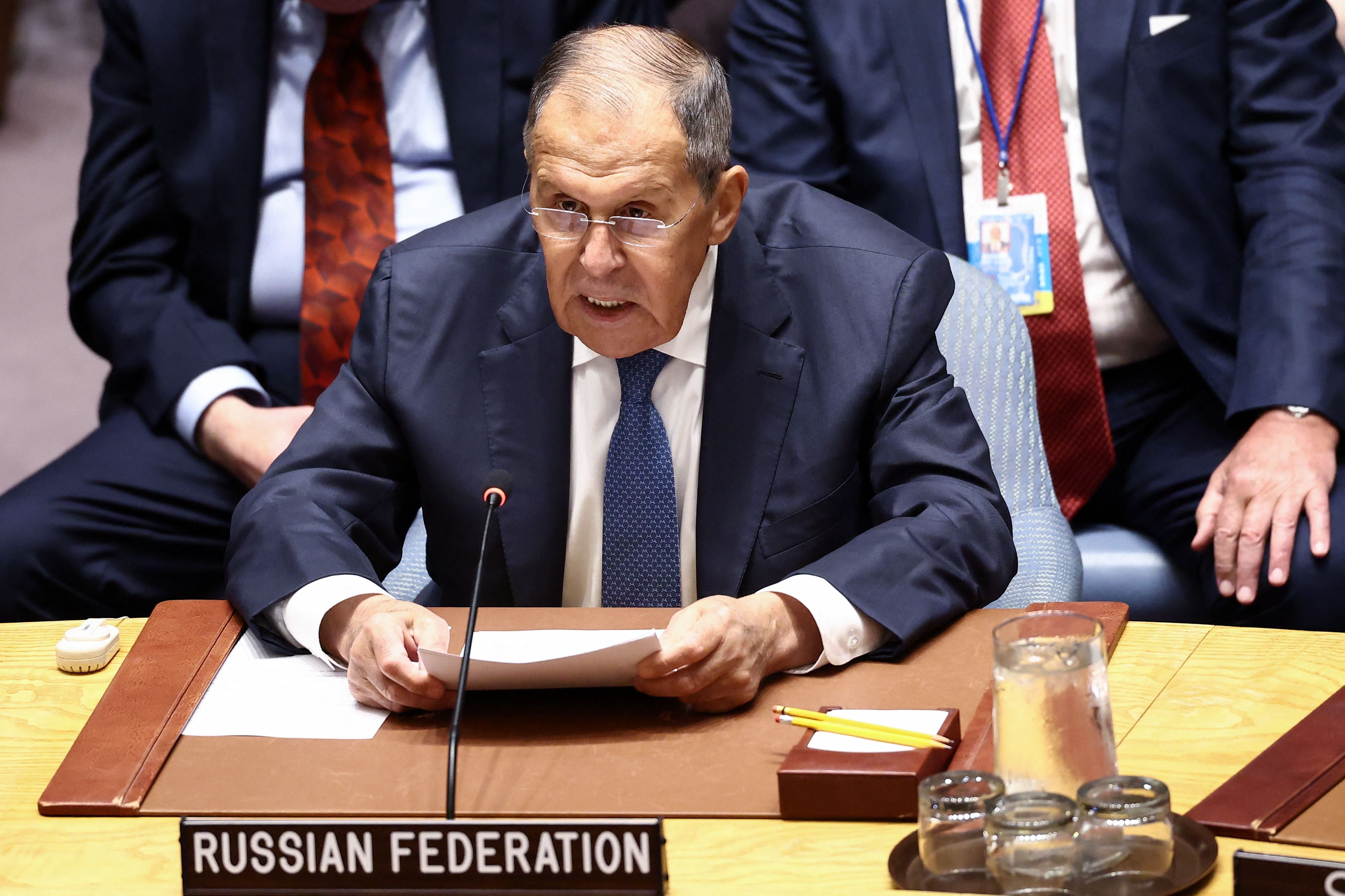 Ein Mann im Anzug spricht bei einer UN-Sicherheitsratssitzung am Tisch der Russischen Föderation.