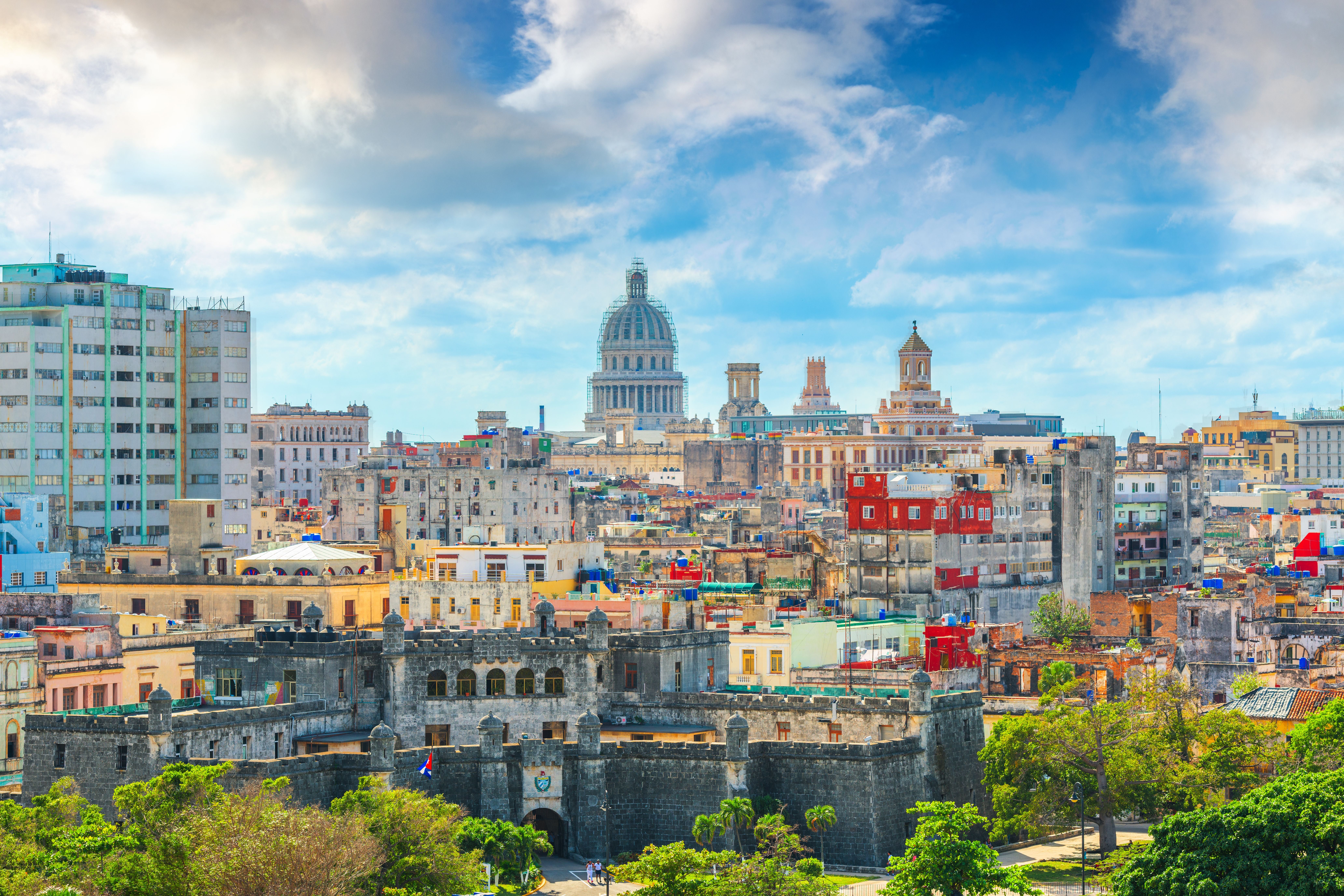 Skyline von Havanna mit bunten Gebäuden und dem markanten Capitolio im Hintergrund.