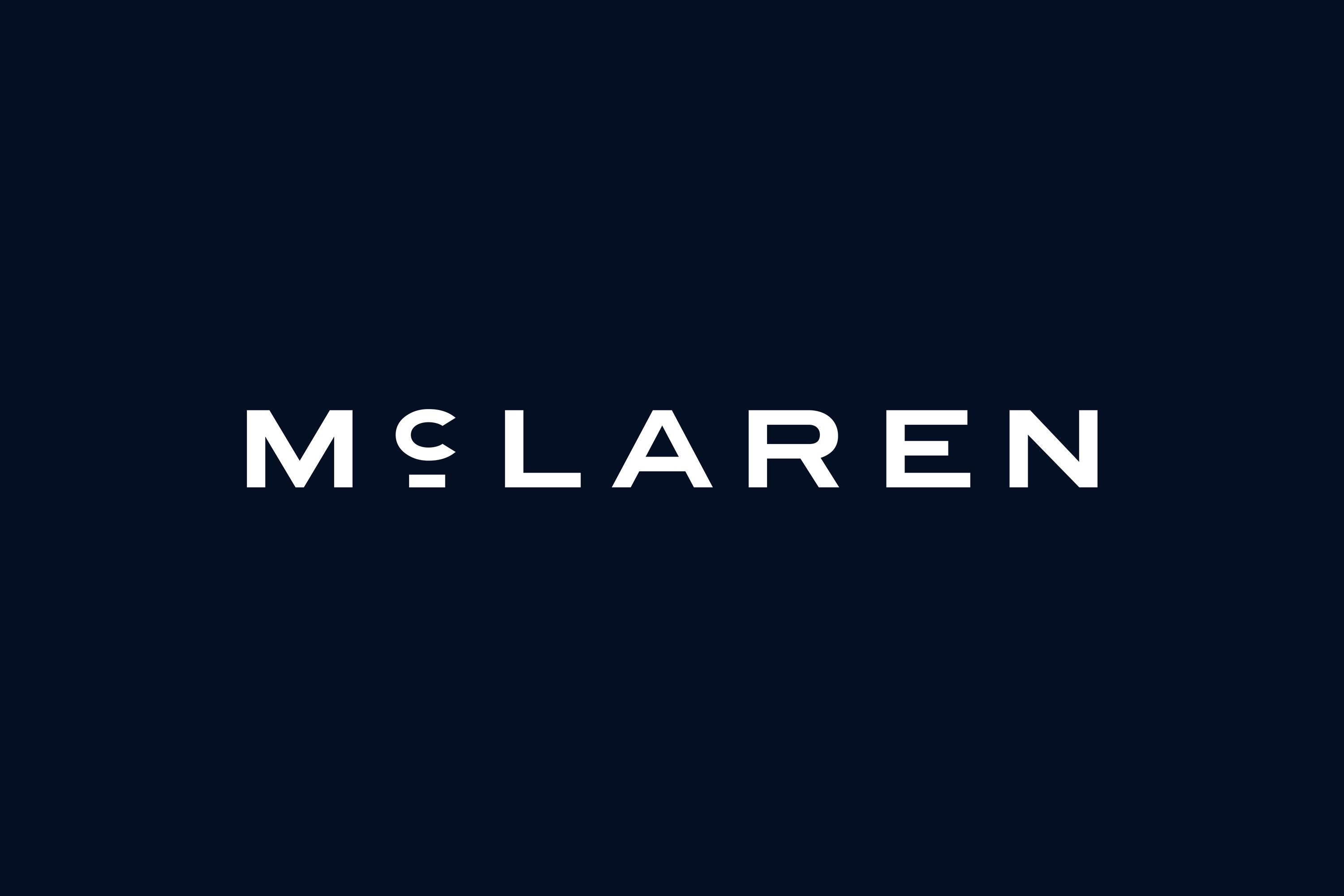 Weißer McLaren-Schriftzug auf dunklem Hintergrund, modernes und minimalistisches Design.