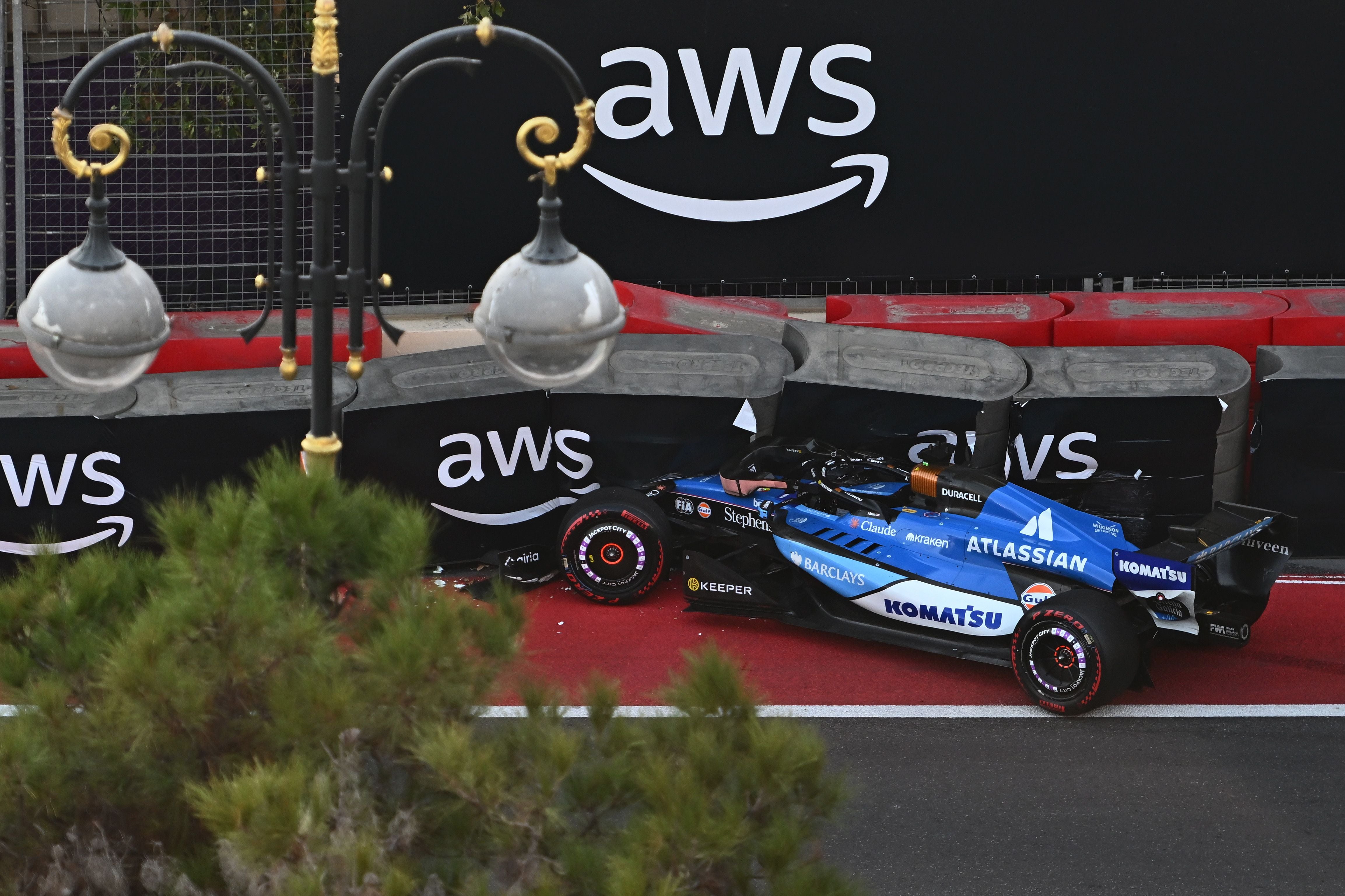 Ein Williams-F1-Auto steht nach einem Unfall beschädigt in der Streckenbegrenzung von Baku.