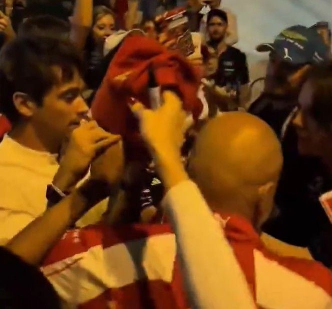 Charles Leclerc ist umgeben von Fans, die Autogramme wollen, es herrscht Gedränge.