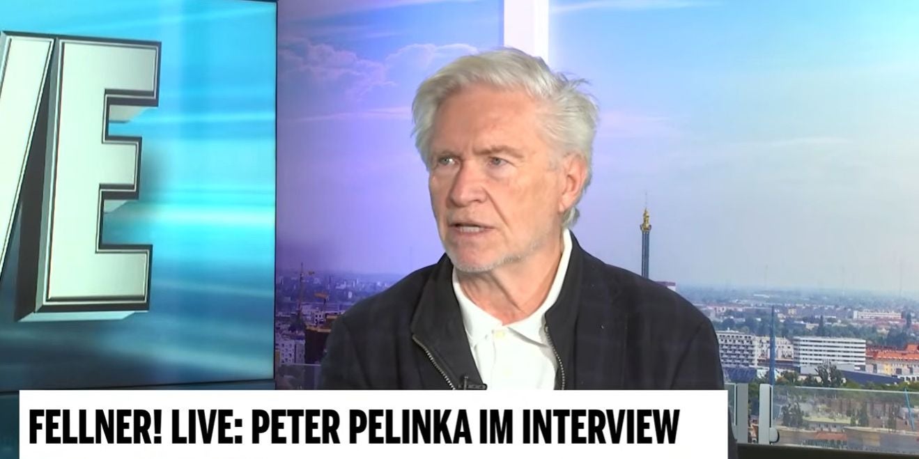 Ein älterer Mann sitzt im Fernsehstudio und gibt ein Interview bei Fellner! LIVE auf oe24.TV.