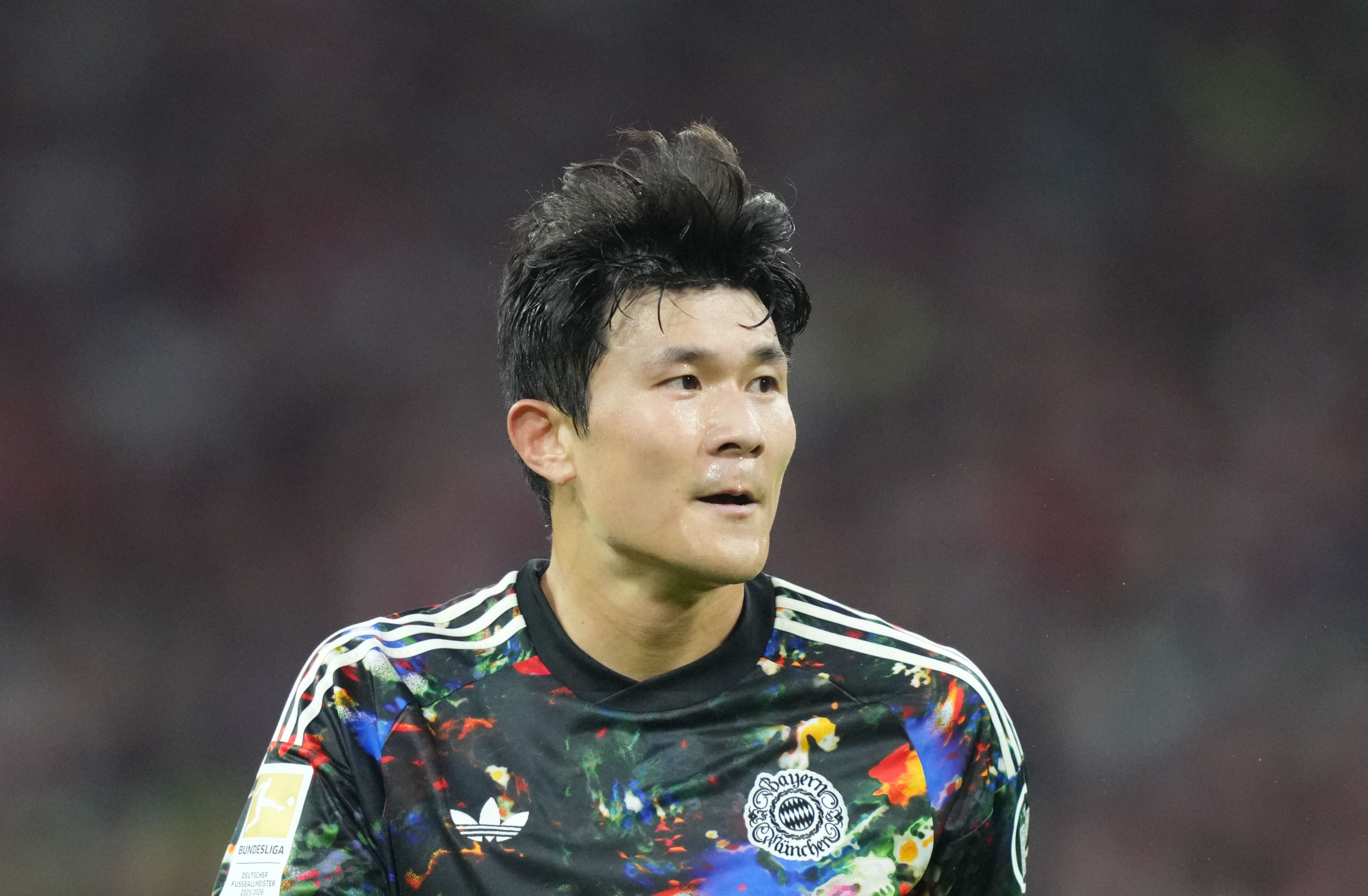 Ein Fußballspieler im bunten Bayern-München-Trikot auf dem Spielfeld.