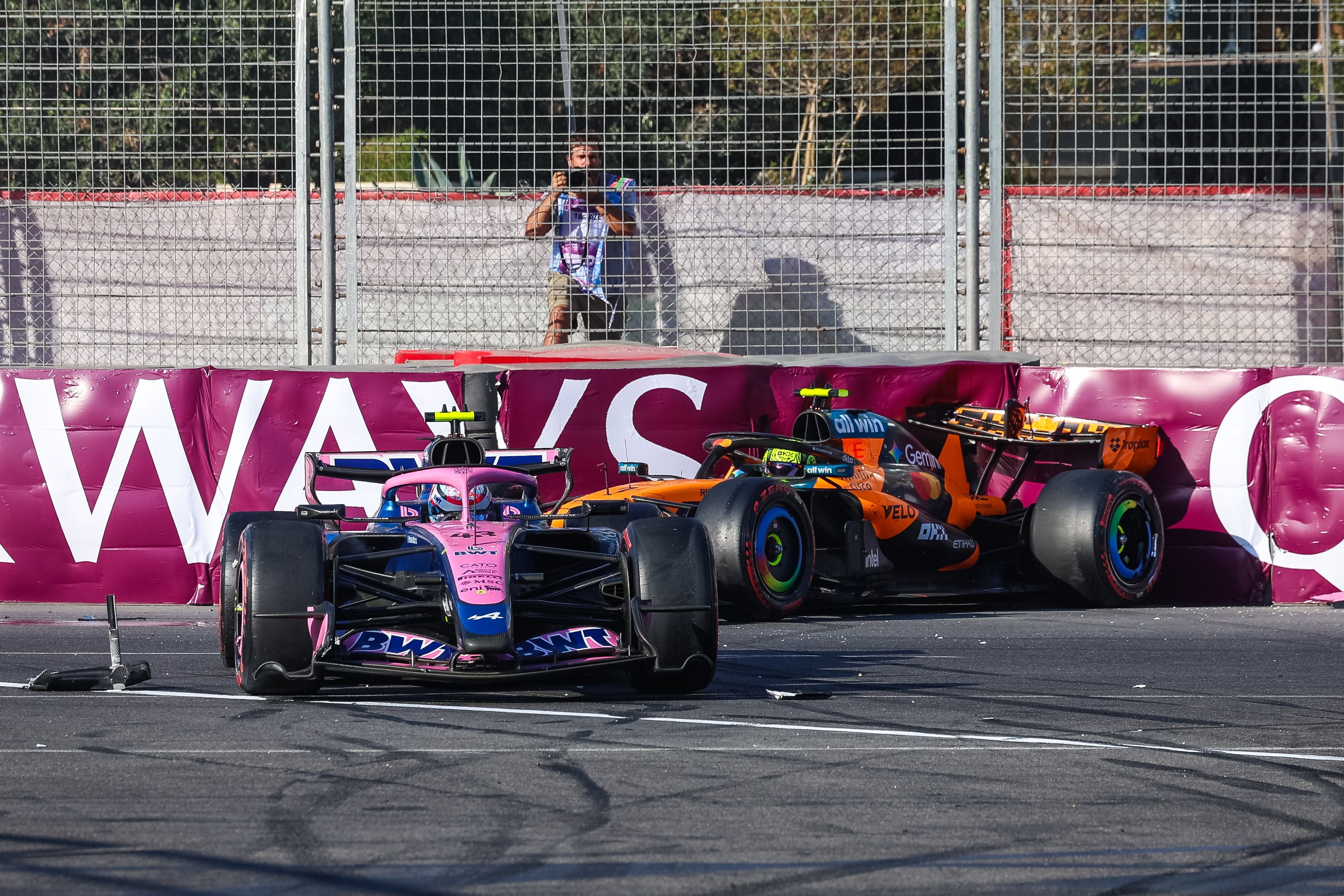 Zwei Formel-1-Autos stehen nach einem Unfall in einer Streckenbegrenzung in Baku.