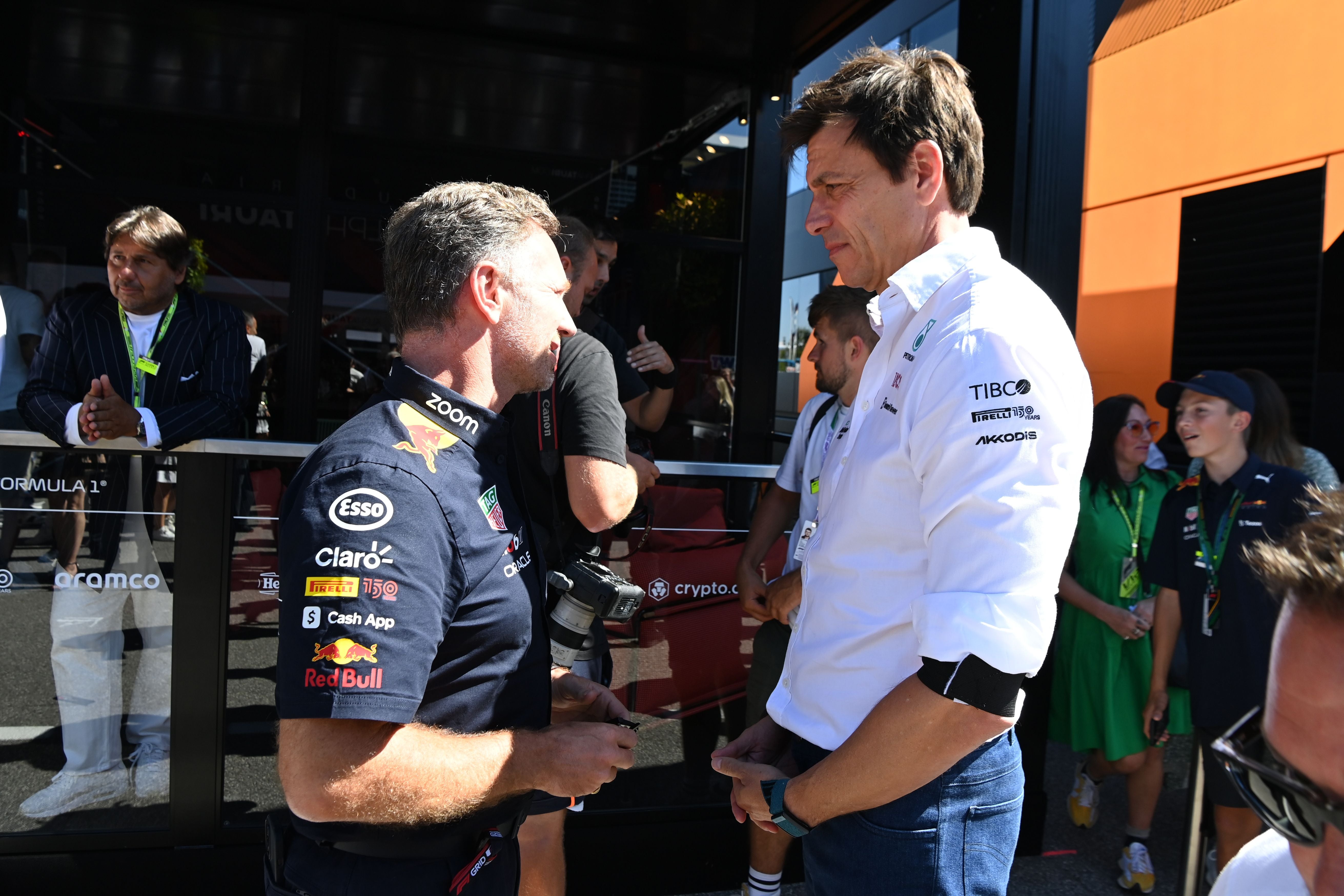 Zwei Männer unterhalten sich im Fahrerlager beim Formel-1-Rennen in Monza.