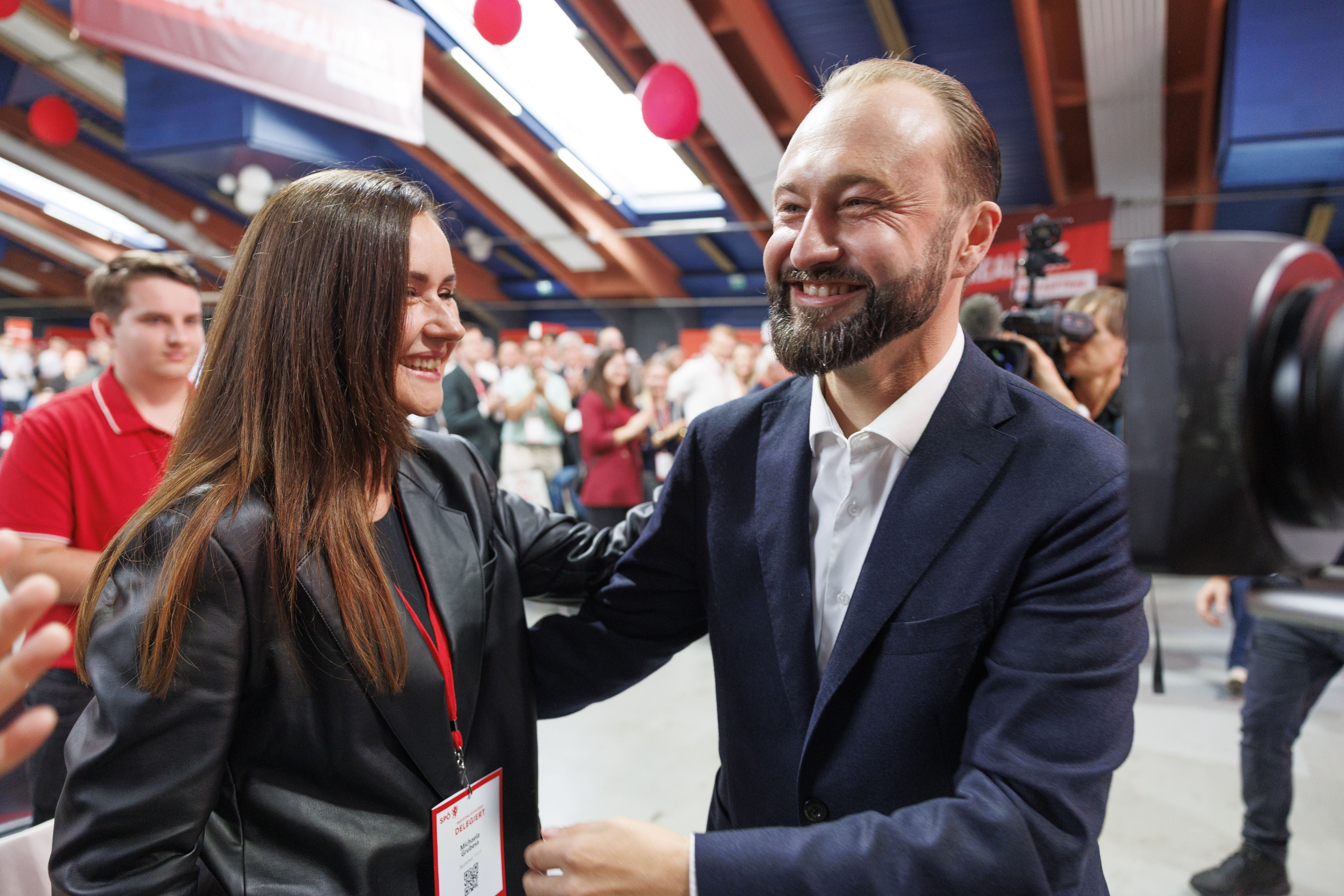 Michaela Grubesa und Max Lercher lächeln und gratulieren sich auf einem SPÖ-Parteitag.