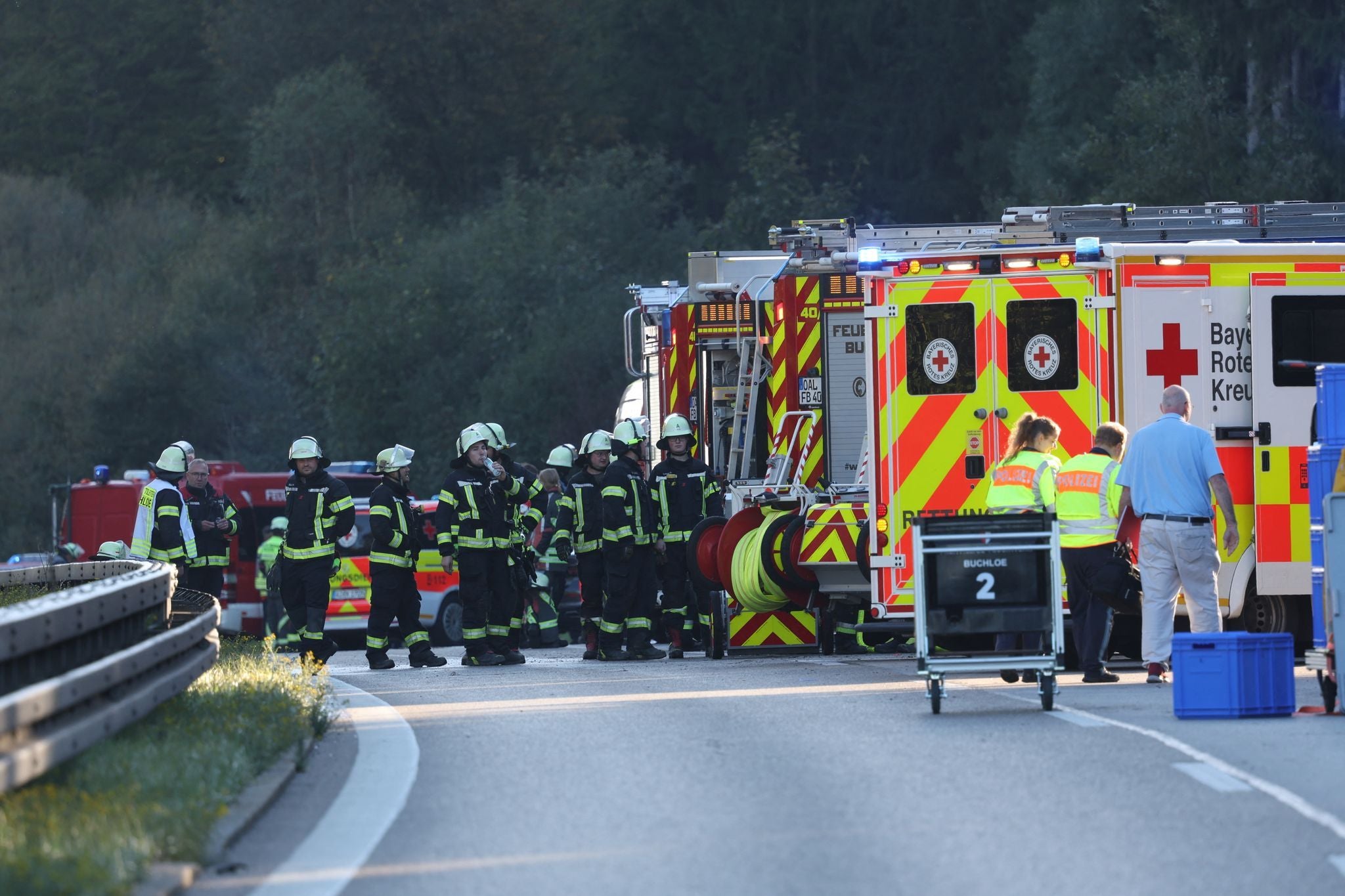 Zahlreiche Einsatzkräfte von Feuerwehr und Rettungsdienst stehen bei einem Unfall auf der A96.