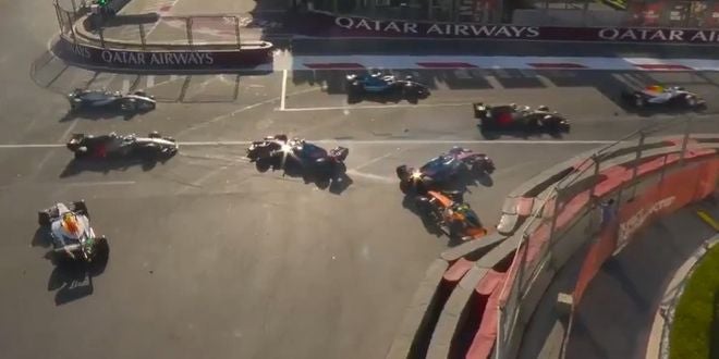 Mehrere Formel-1-Autos kollidieren in einer Kurve beim Großen Preis von Aserbaidschan.