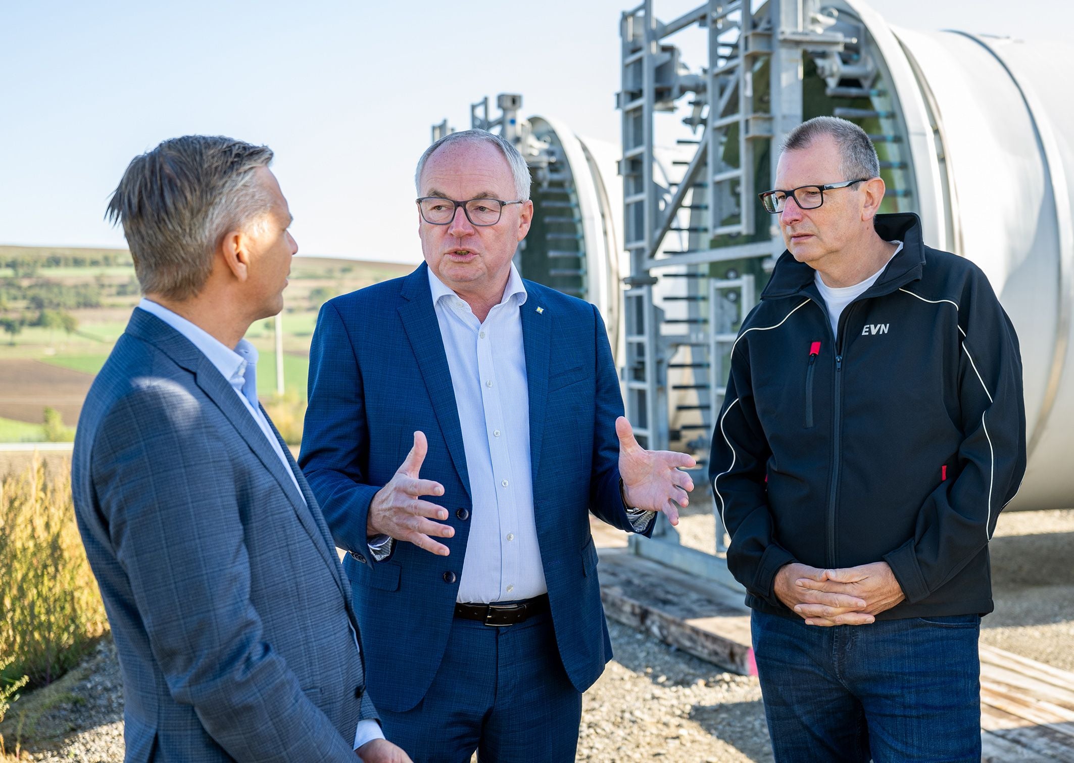 LH-Stellvertreter Stephan Pernkopf mit Wirtschaftsminister Wolfgang Hattmannsdorfer und EVN Vorstand Stefan Stallinger.