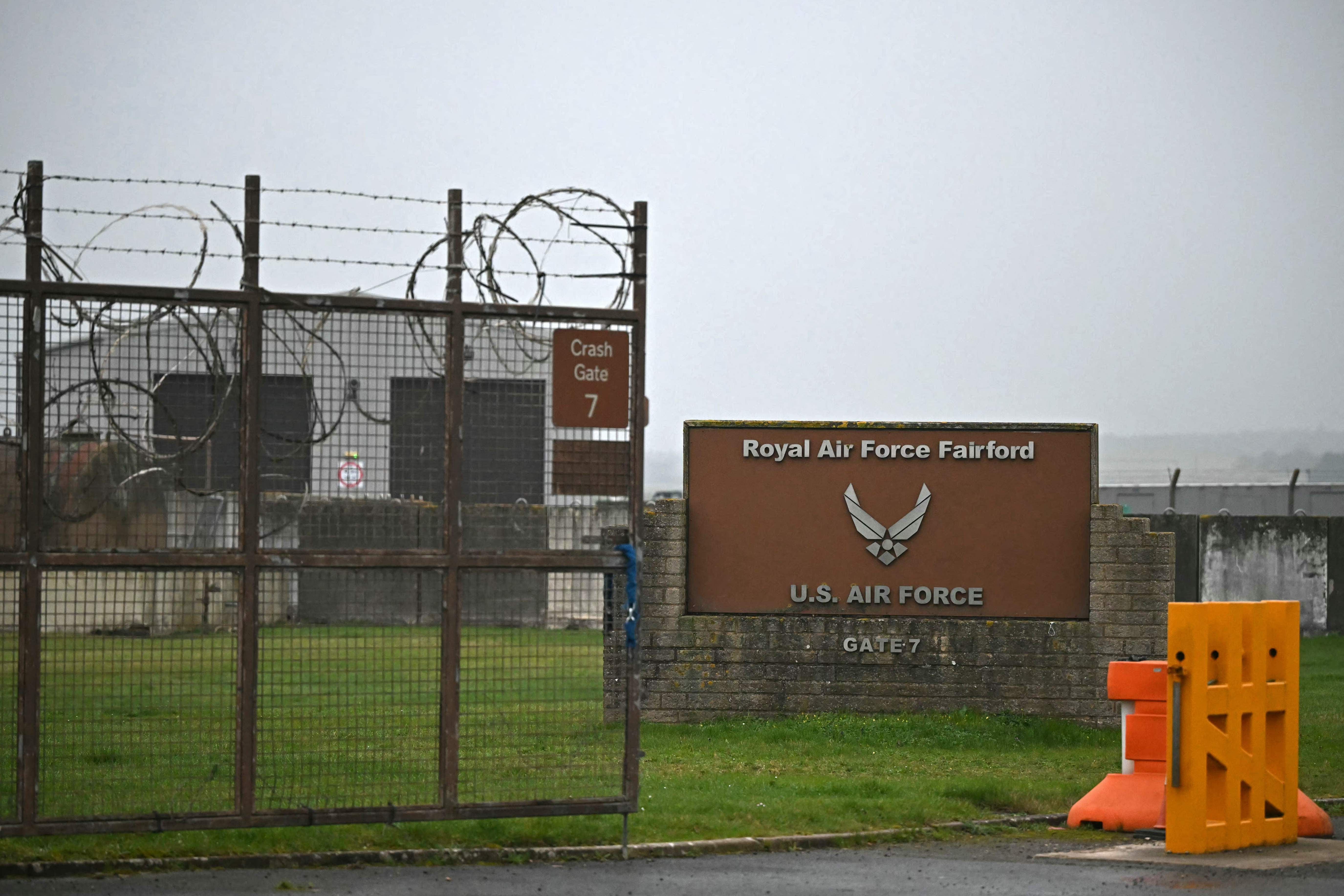 Eingangstor mit Stacheldraht und Schild der Royal Air Force Fairford, U.S. Air Force Gate 7.