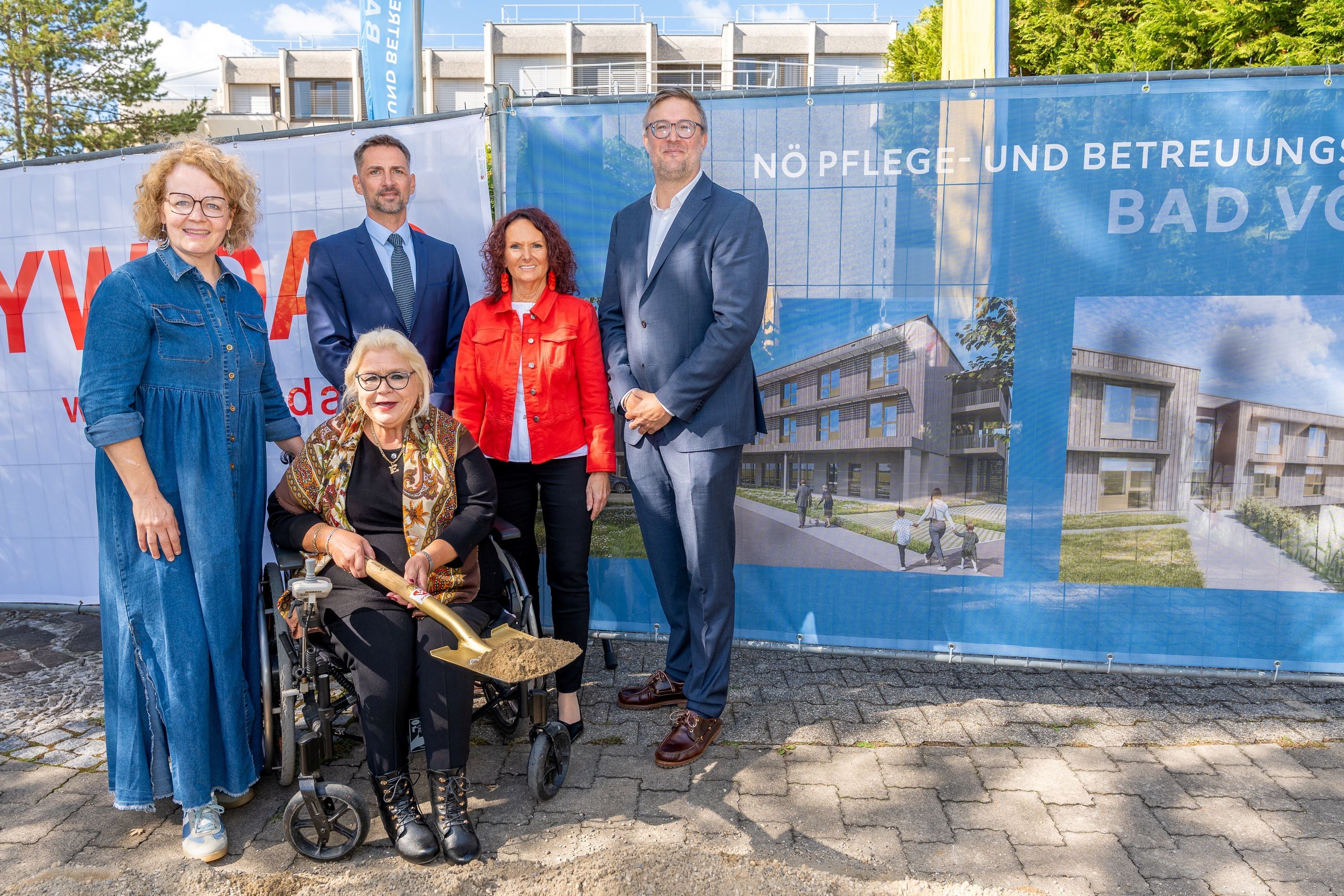 Spatenstich vor dem Projektgelände.