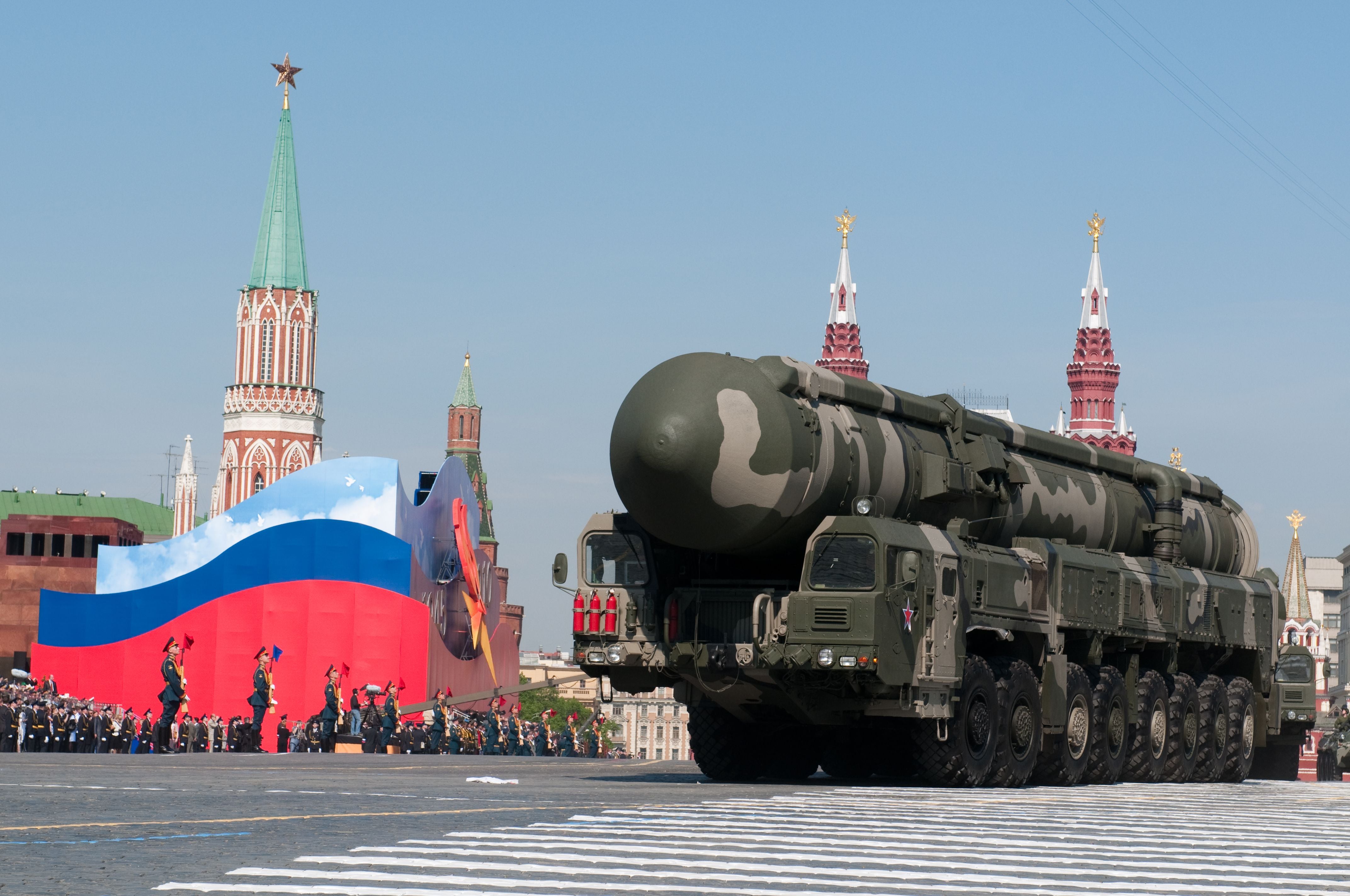 Militärfahrzeug mit Interkontinentalrakete fährt auf dem Roten Platz bei einer Parade in Moskau.