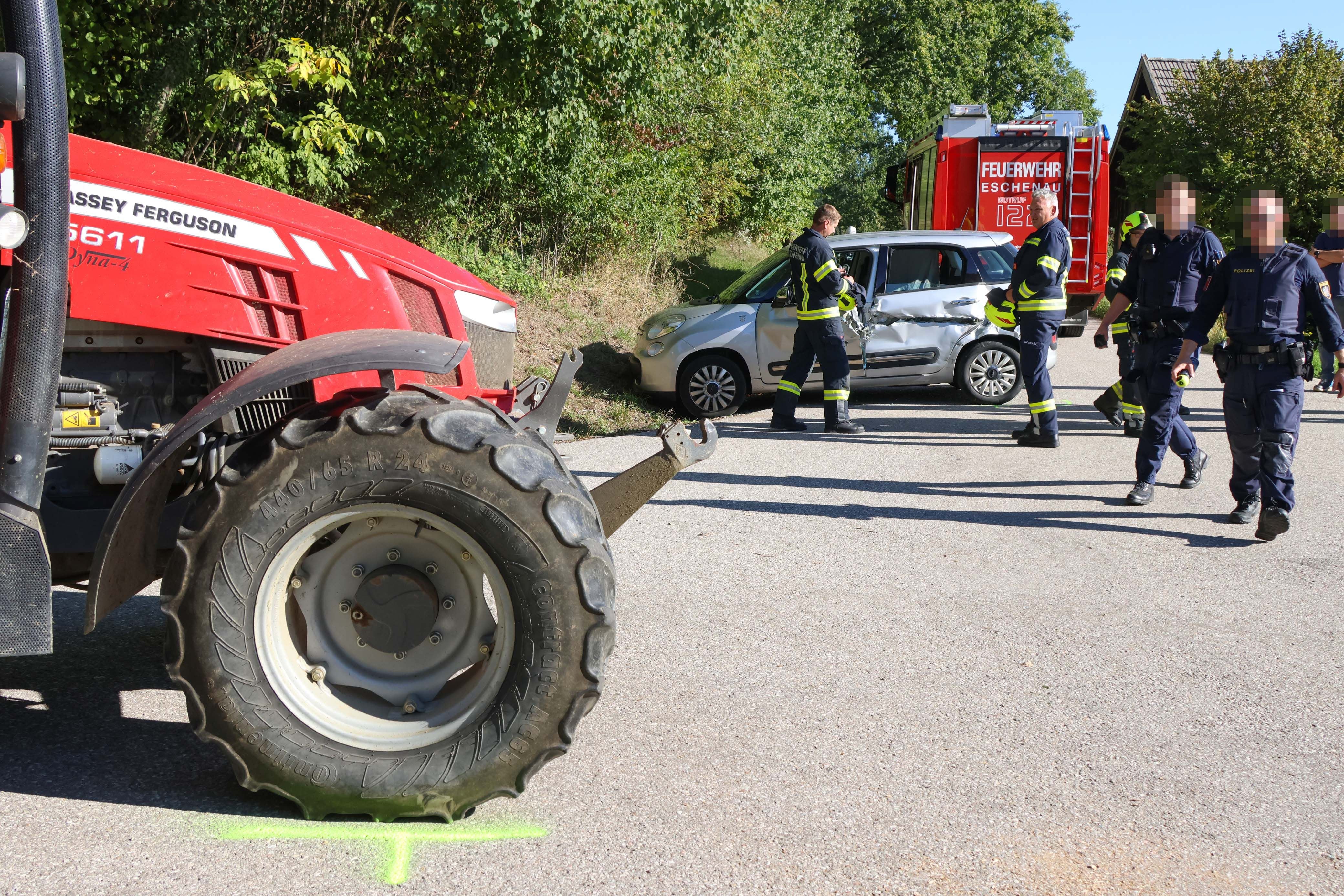 Unfallstelle mit Feuerwehr, Polizei, Traktor und beschädigtem Auto bei Neukirchen am Walde.