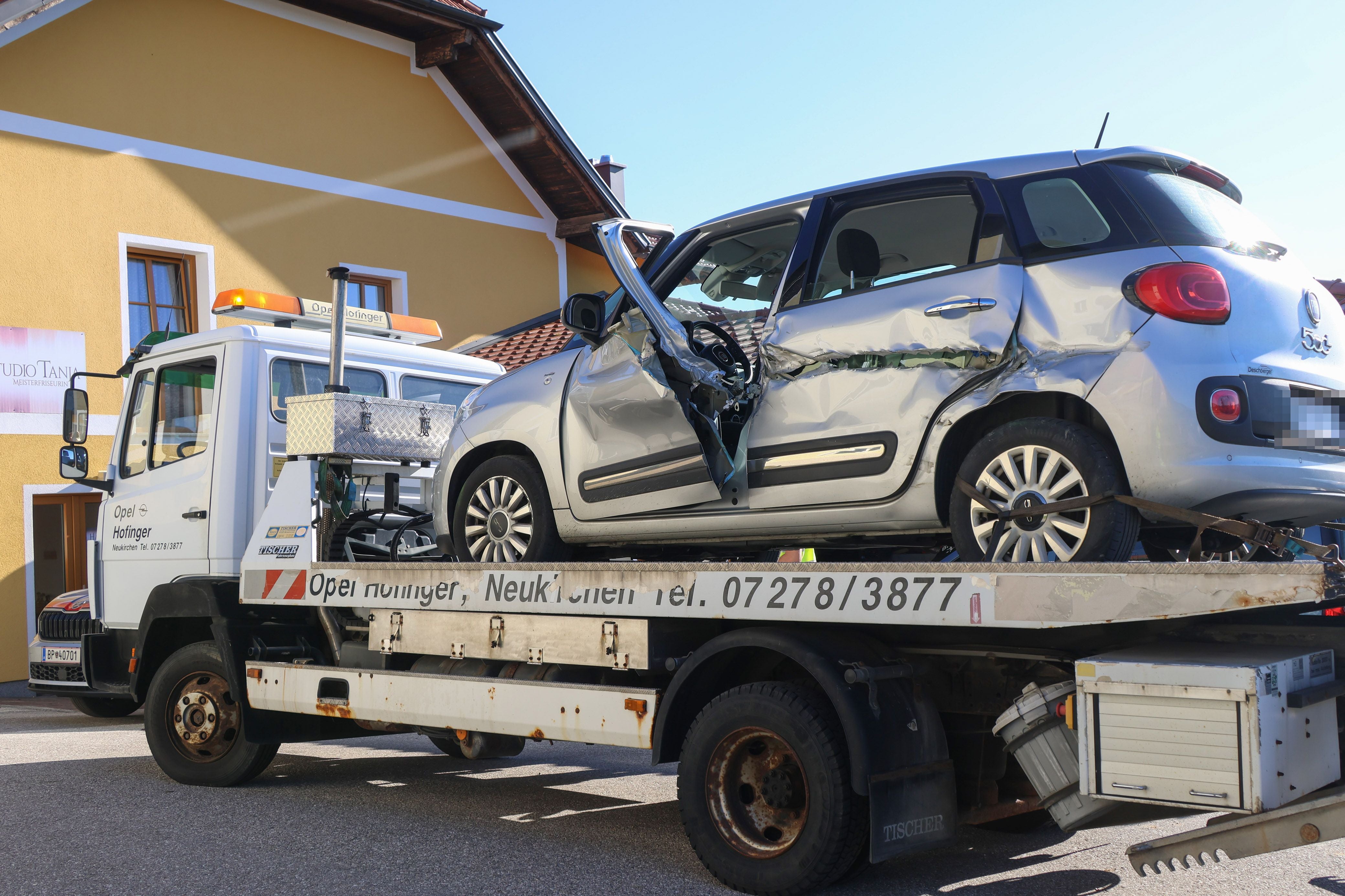 Ein Abschleppwagen transportiert ein schwer beschädigtes Auto nach einem Unfall in Neukirchen.