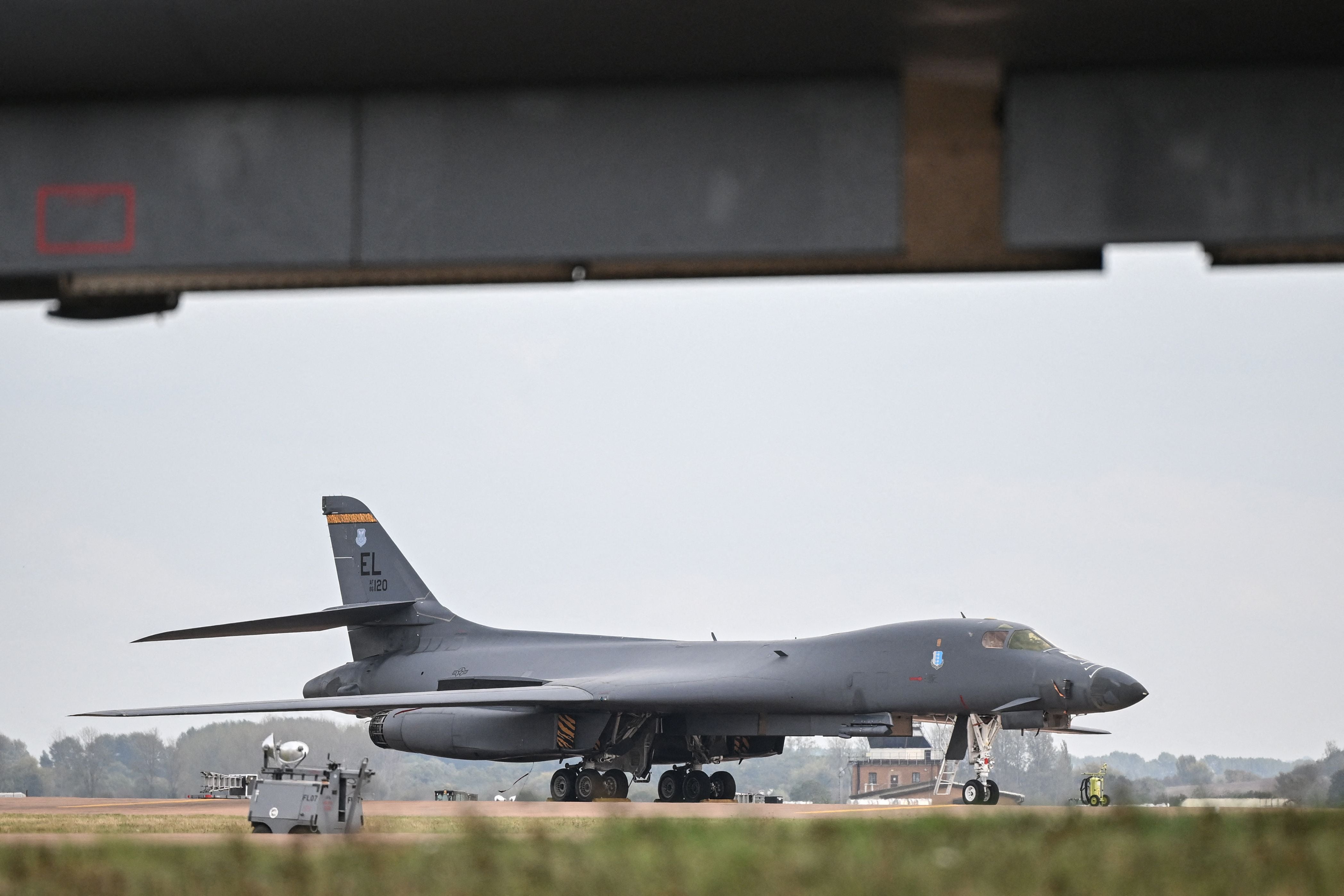 Ein US-Luftwaffen-Bomber B-1 Lancer steht auf dem Rollfeld des Stützpunkts RAF Fairford.