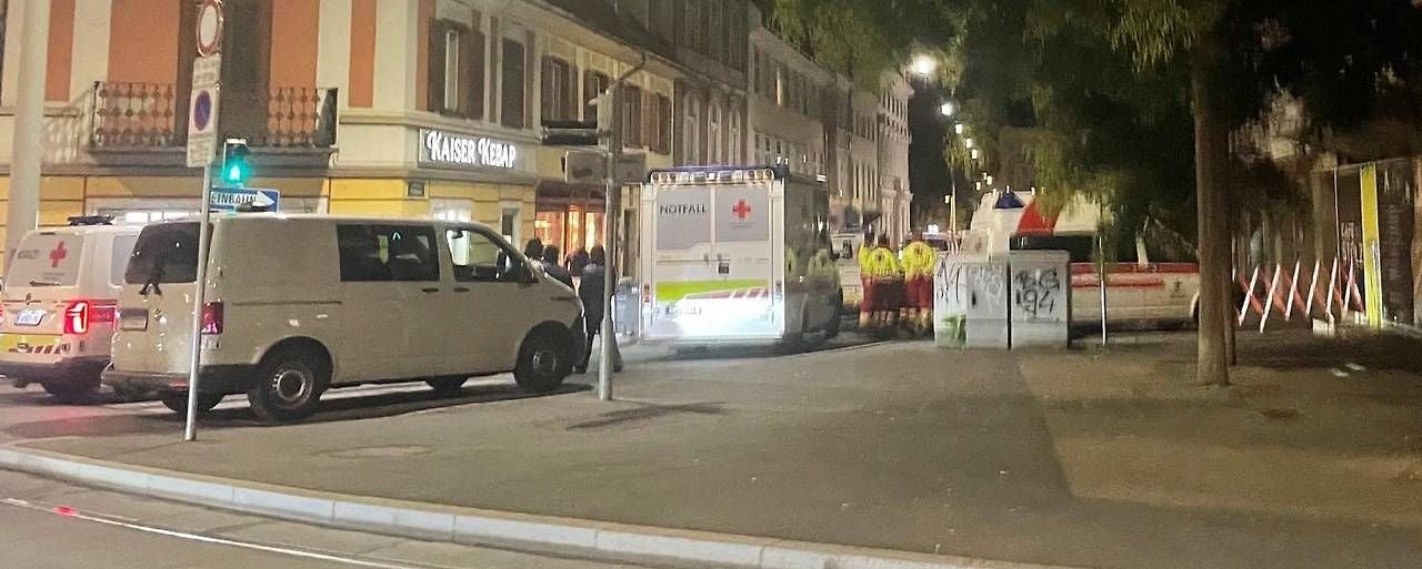 Mehrere Einsatzfahrzeuge und Rettungskräfte in der Nacht in der Grazer Innenstadt.