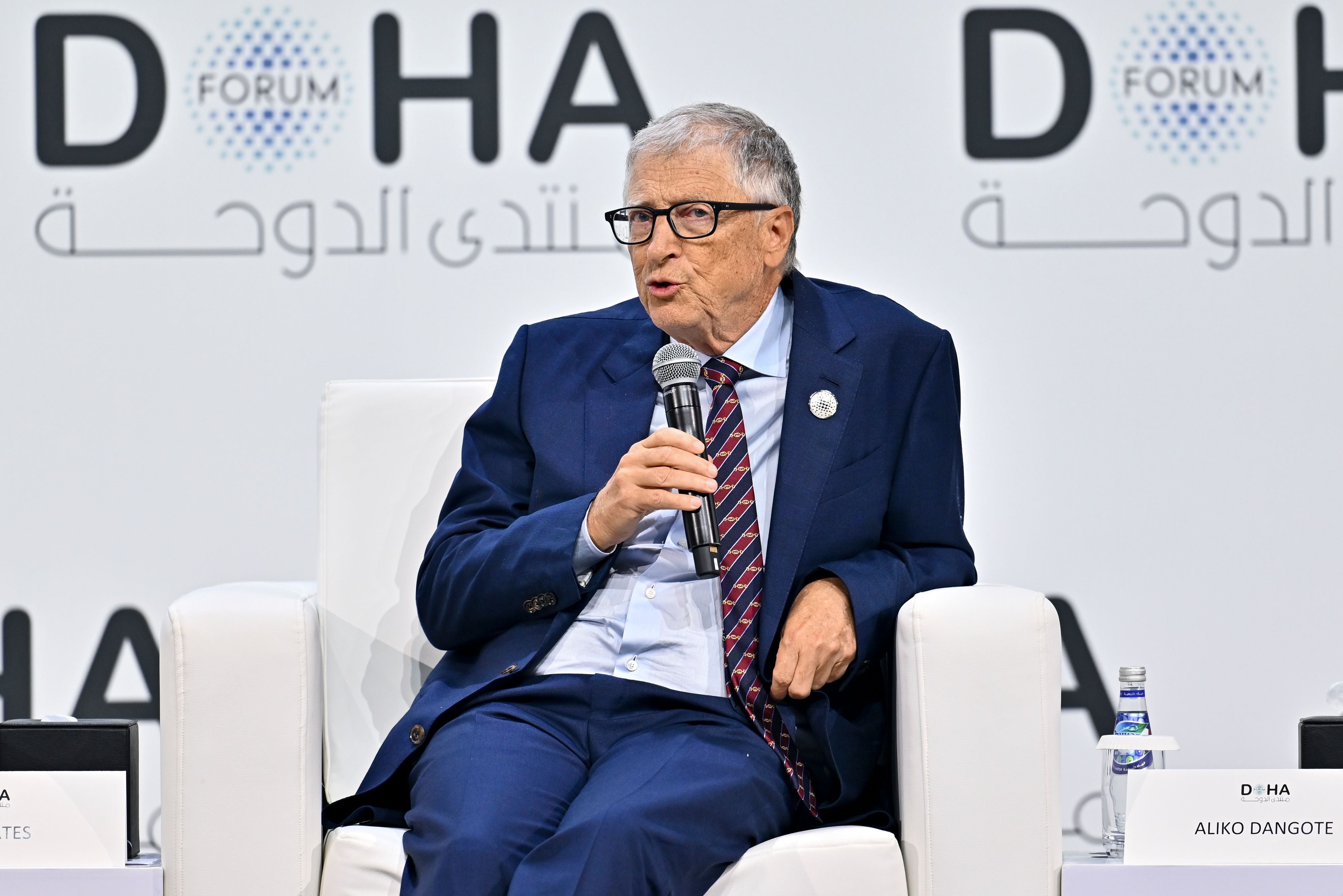 Ein älterer Mann im Anzug spricht auf einer Bühne in ein Mikrofon beim Doha Forum 2025.