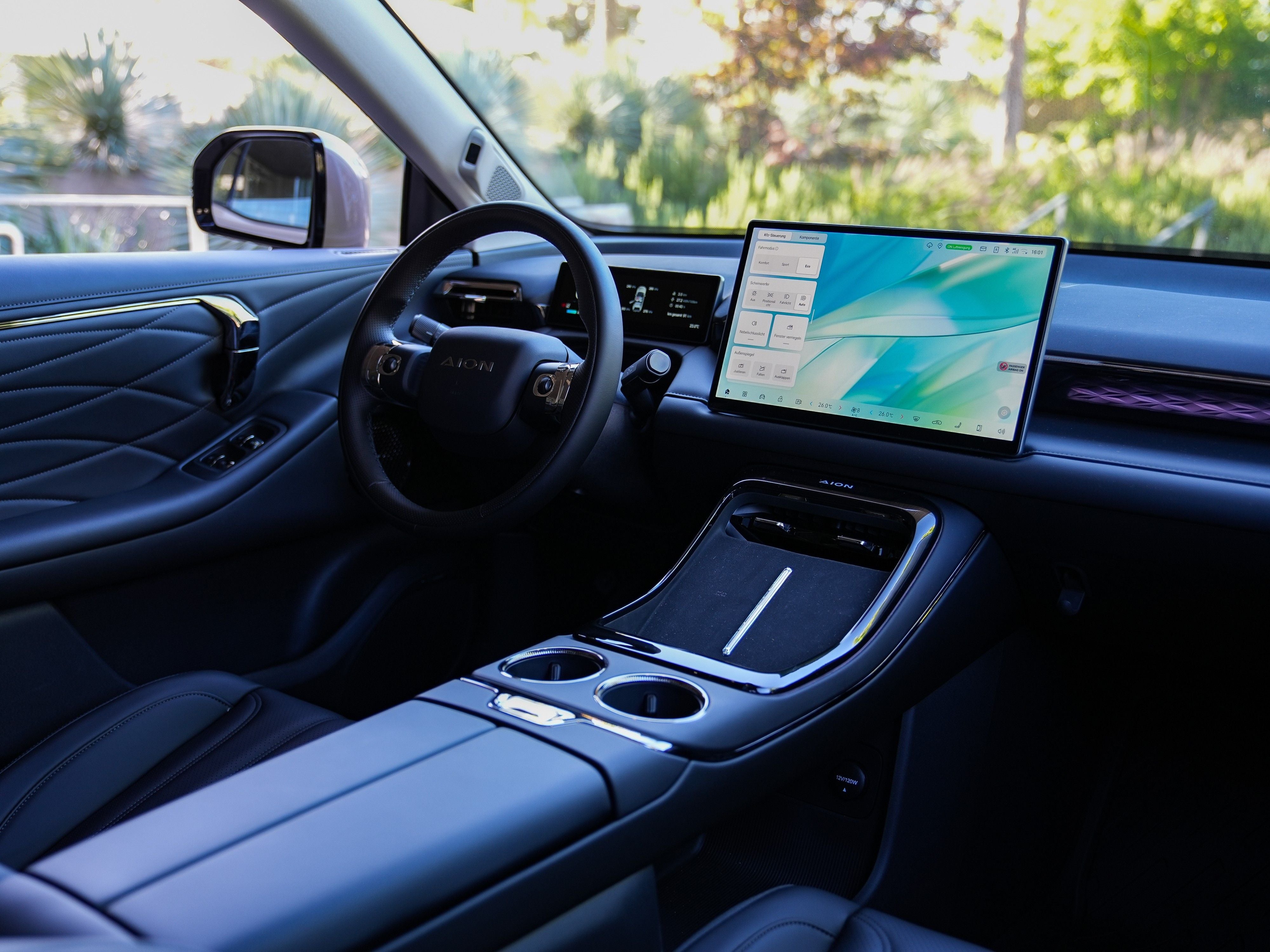 Das Cockpit kombiniert ein 8,8-Zoll-Display mit einem 14,9-Zoll-Screen.