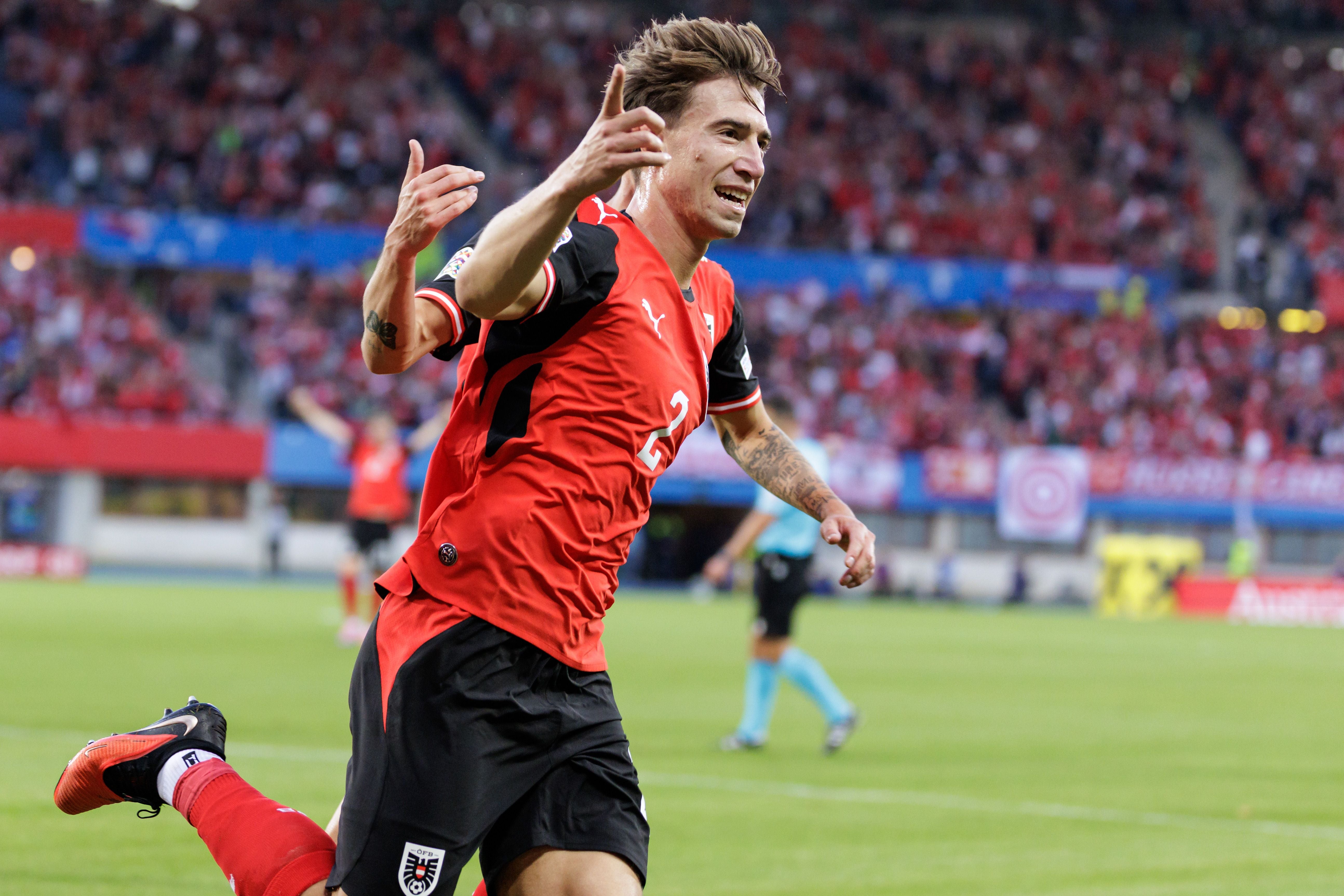 Ein österreichischer Fußballspieler jubelt nach einem Tor im Stadion.