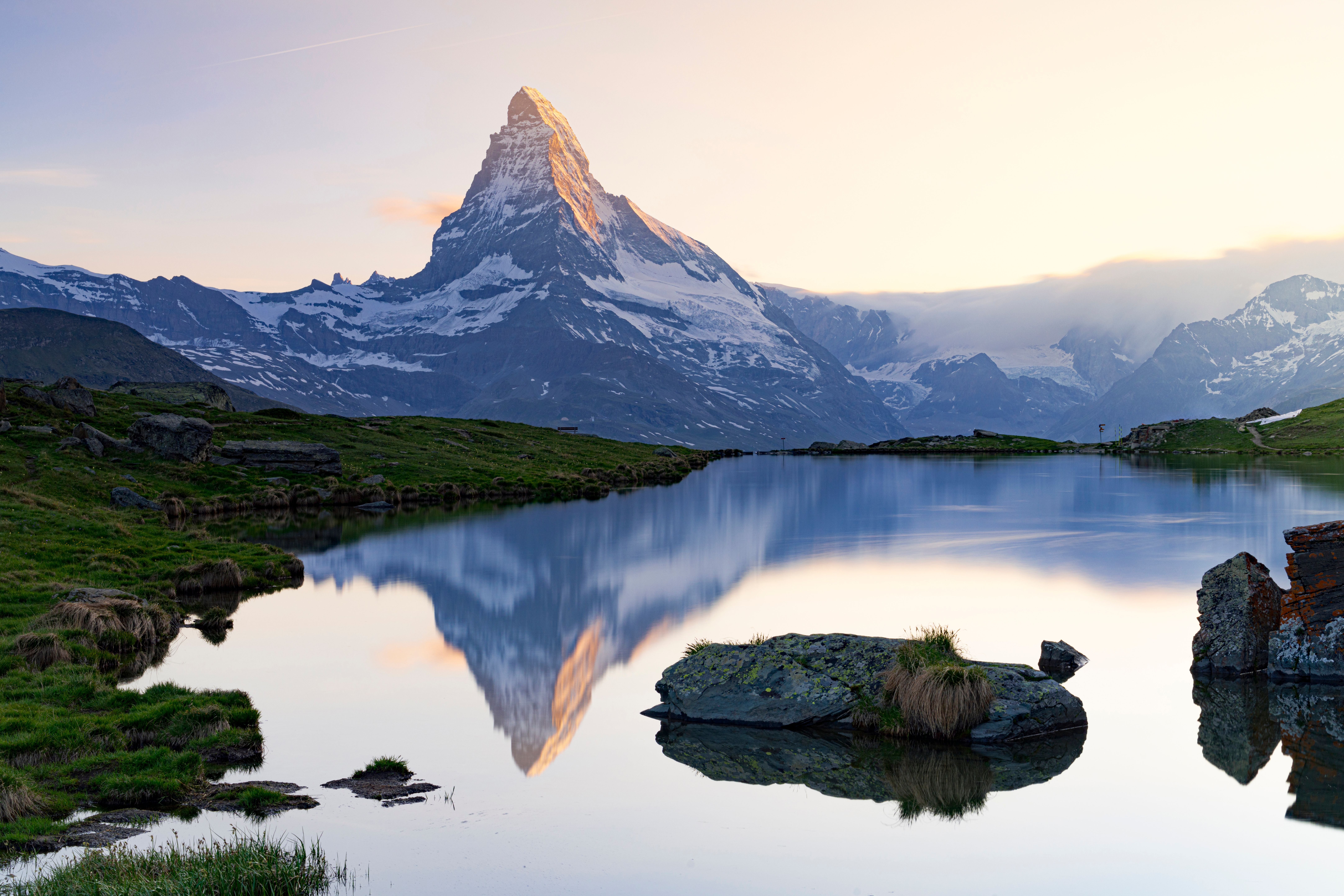 Der schneebedeckte Matterhorn spiegelt sich bei Sonnenuntergang im ruhigen Stellisee in der Schweiz.