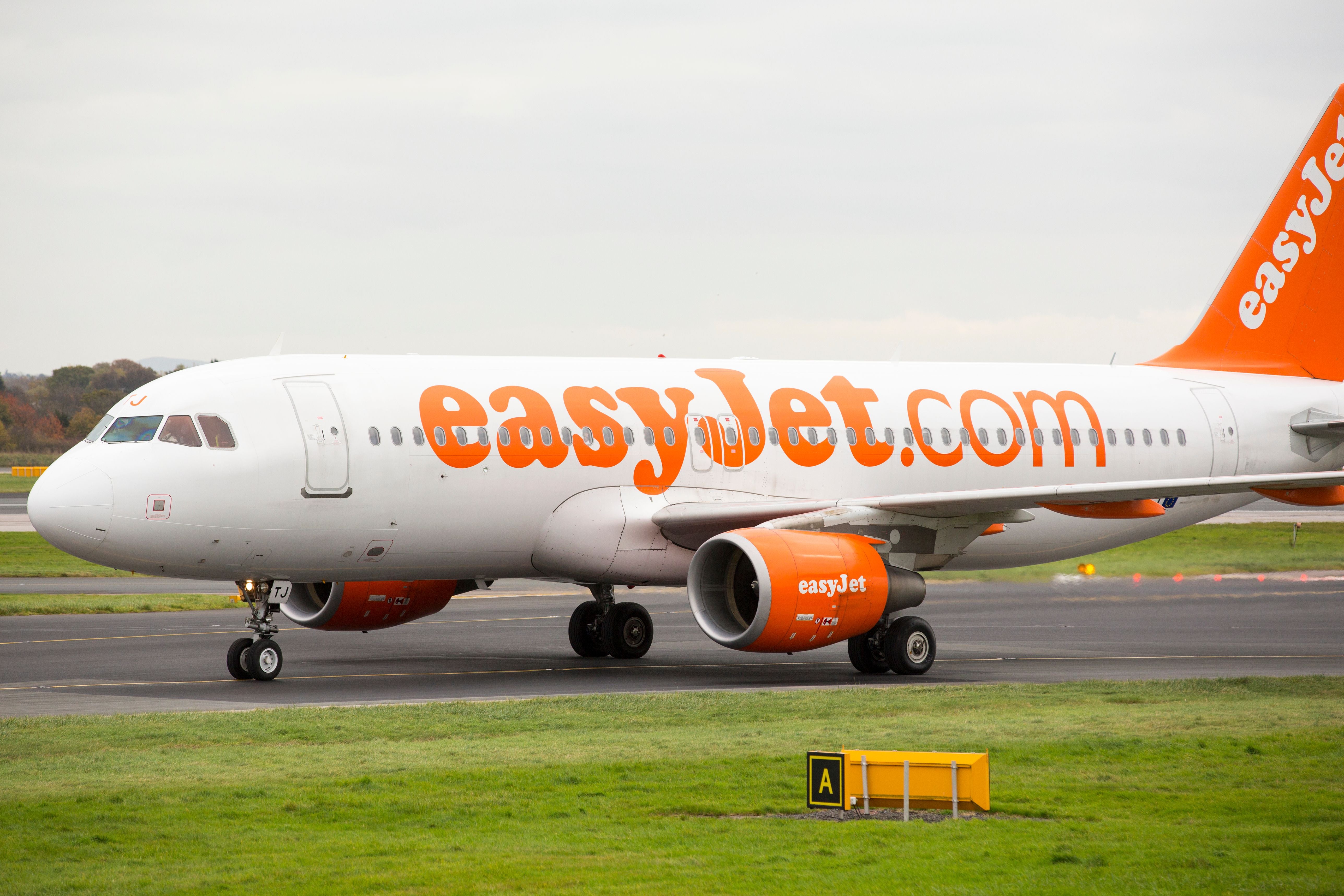 Ein Flugzeug von easyJet rollt auf einer Start- und Landebahn am Flughafen.