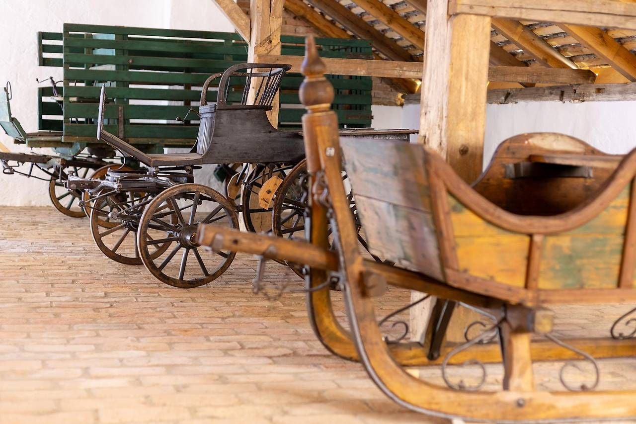 Sehenswerte Kutschen und Wägen im Museumsdorf Niedersulz.
