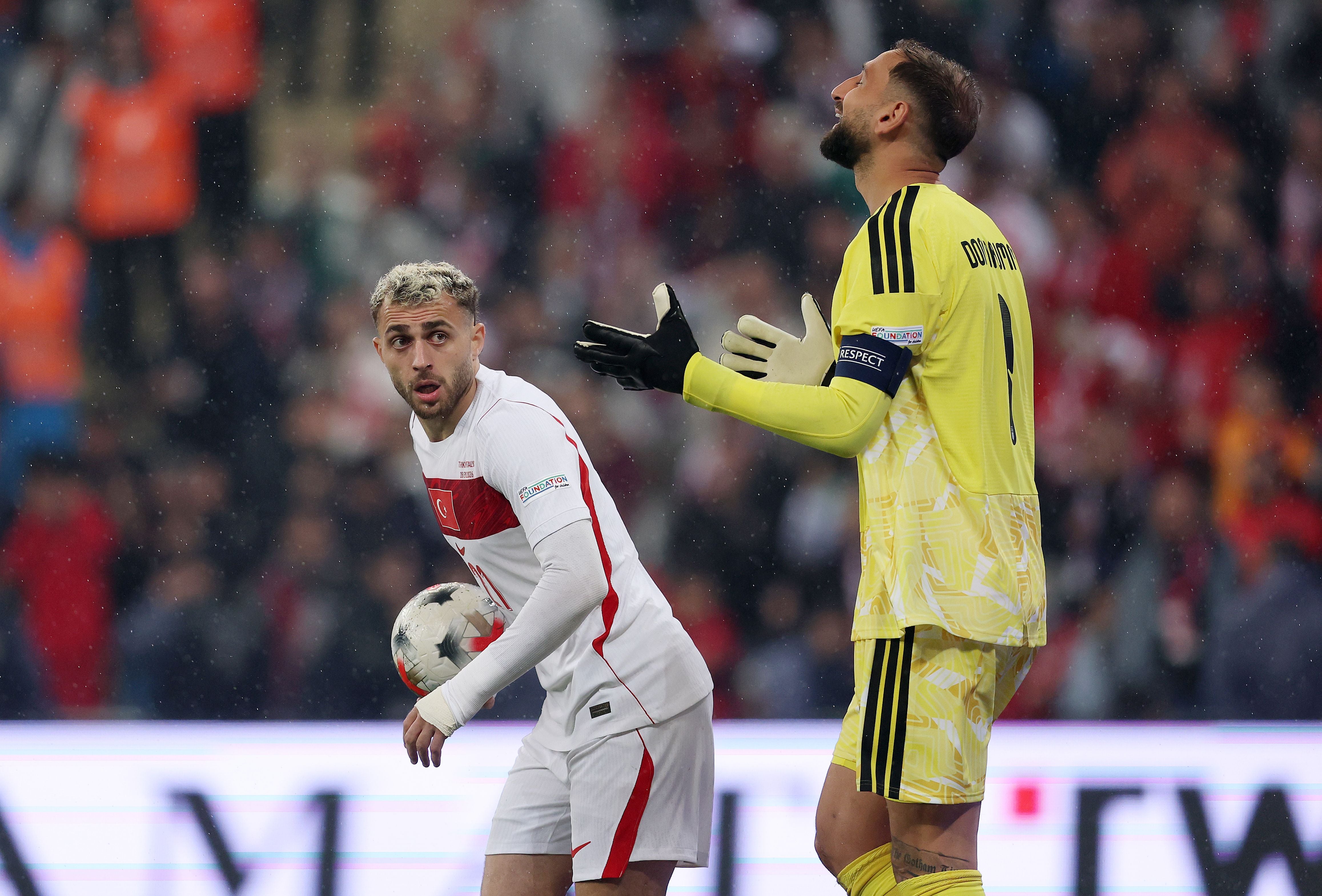 Der türkische Spieler Baris Yilmaz läuft mit dem Ball unter dem Arm davon, während Italiens Torhüter Gianluigi Donnarumma in Gelb gestikuliert.