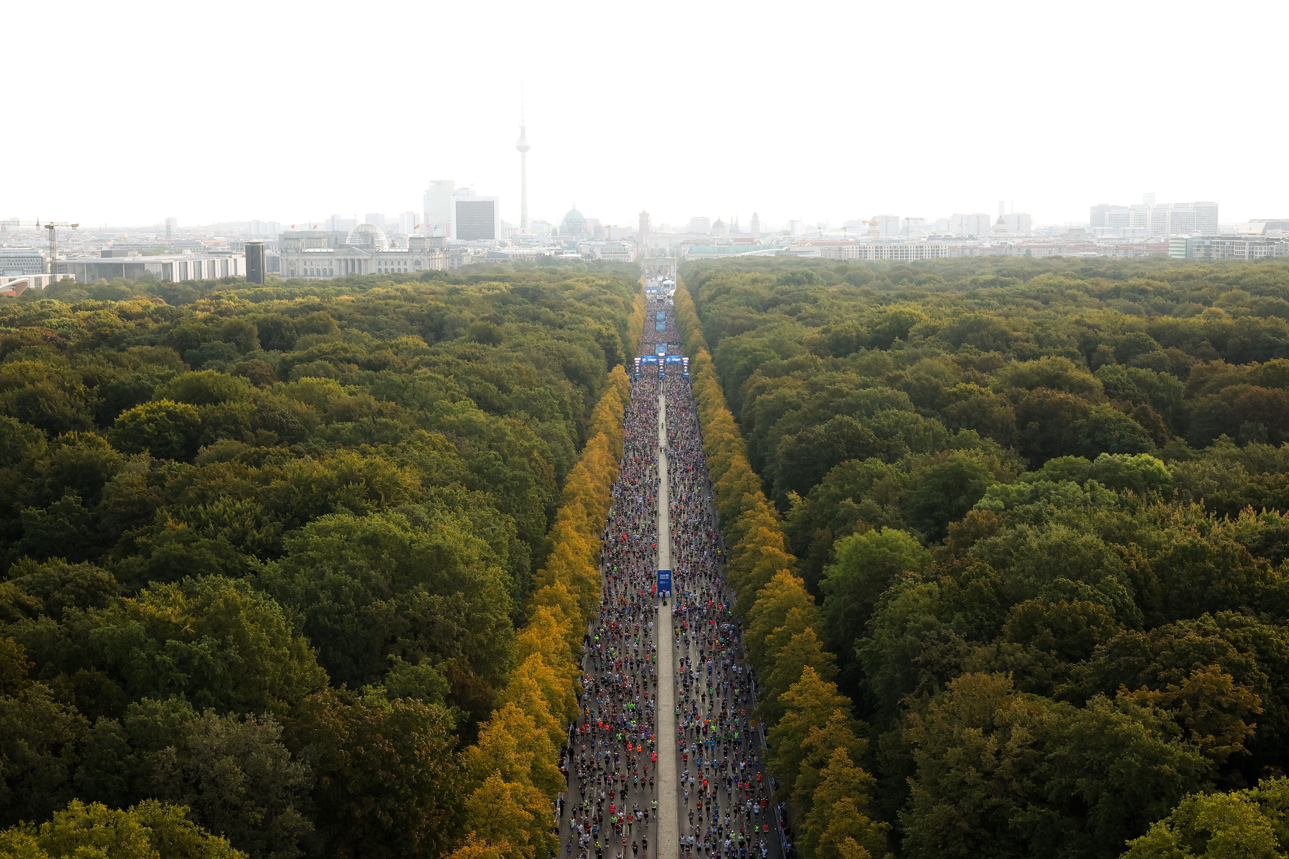 Luftaufnahme vom Start des Berlin-Marathons mit vielen Läufern im grünen Tiergarten.
