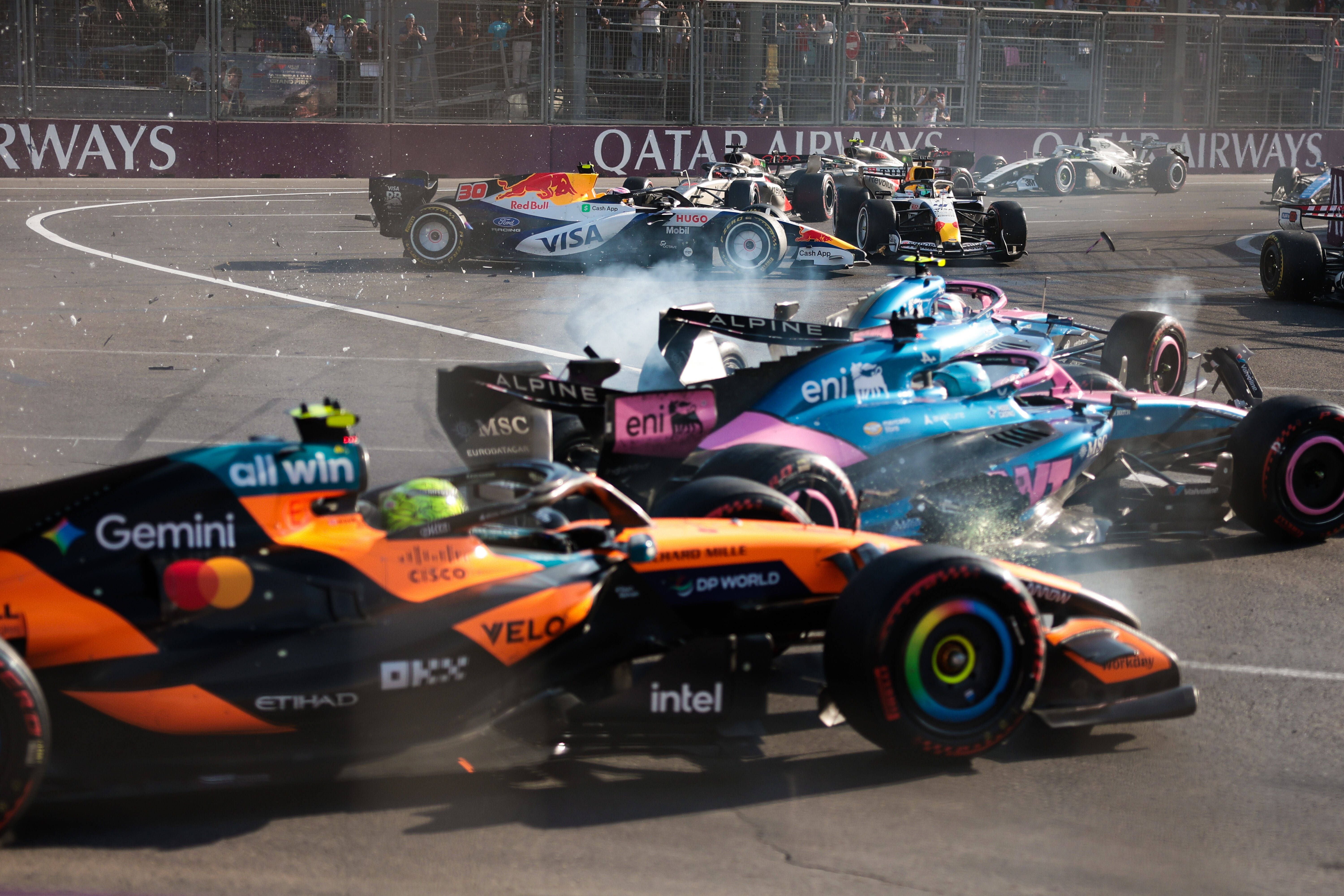 Mehrere Formel-1-Autos kollidieren nach dem Neustart beim Großen Preis von Aserbaidschan 2026.